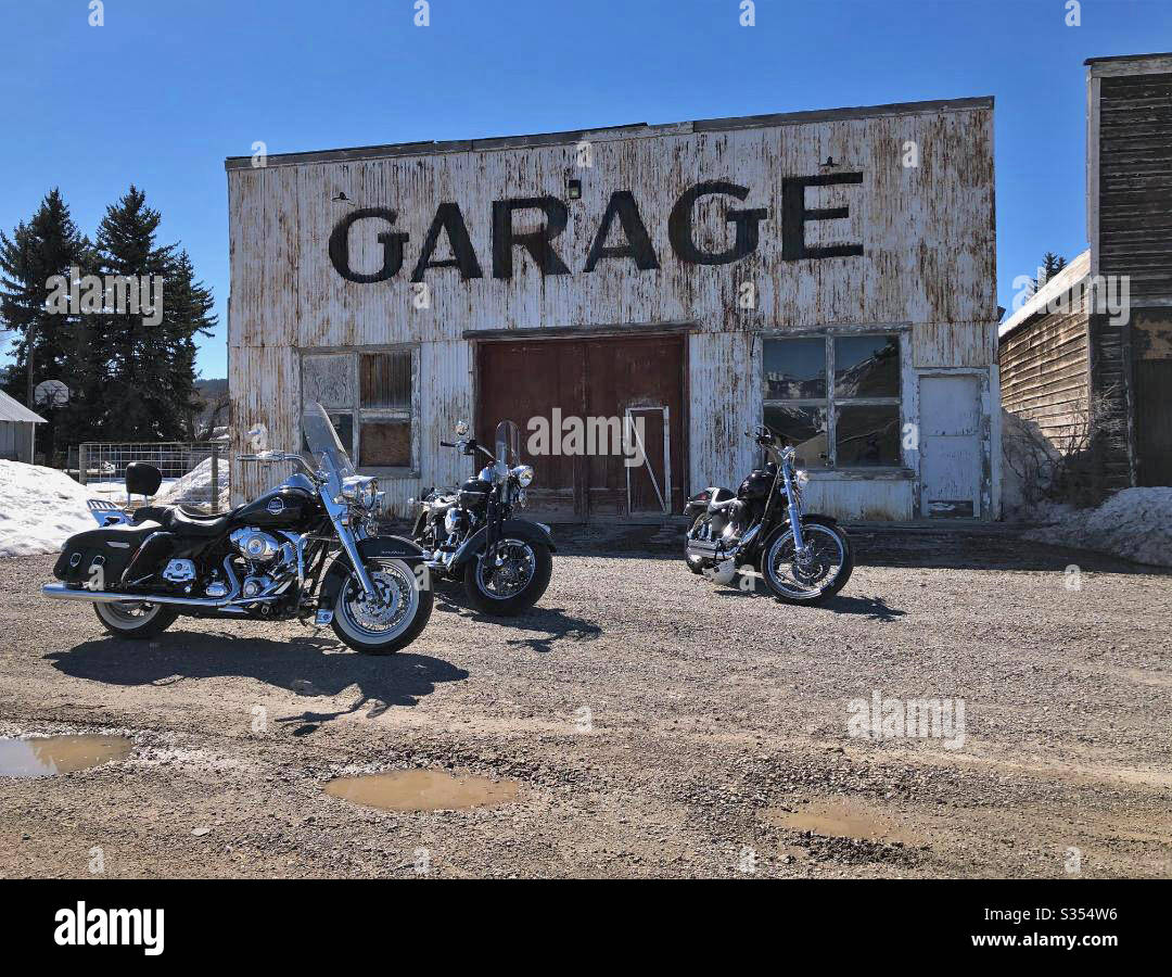 Motos Harley Davidson devant un vieux garage classique dans le Wyoming USA Banque D'Images