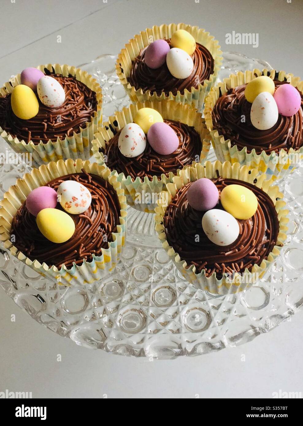 Cupcakes de Pâques décorés de mini œufs au chocolat Banque D'Images