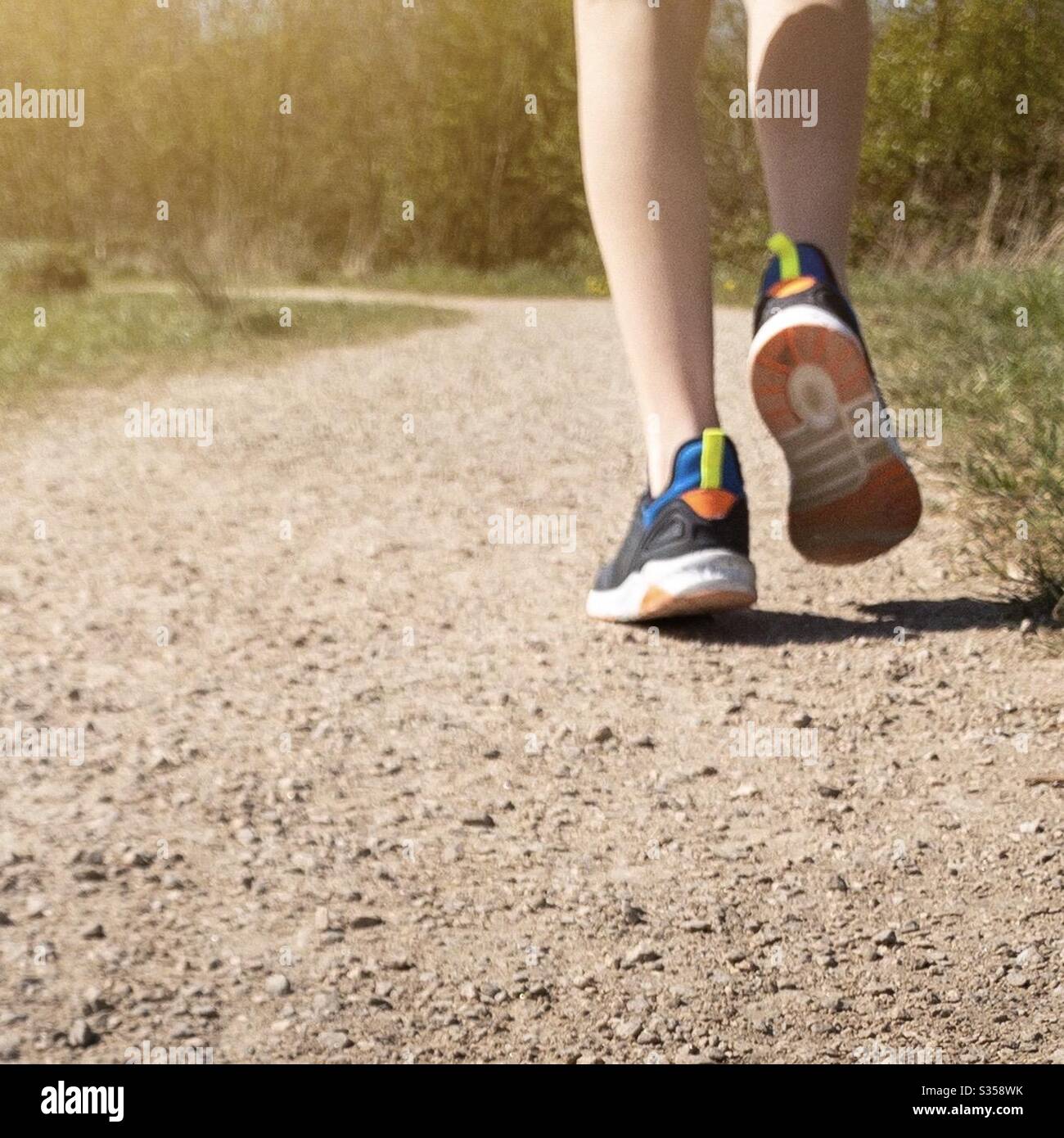 Aller à l'extérieur pour l'exercice. Course à pied, jogging, marche. Sur une piste Banque D'Images