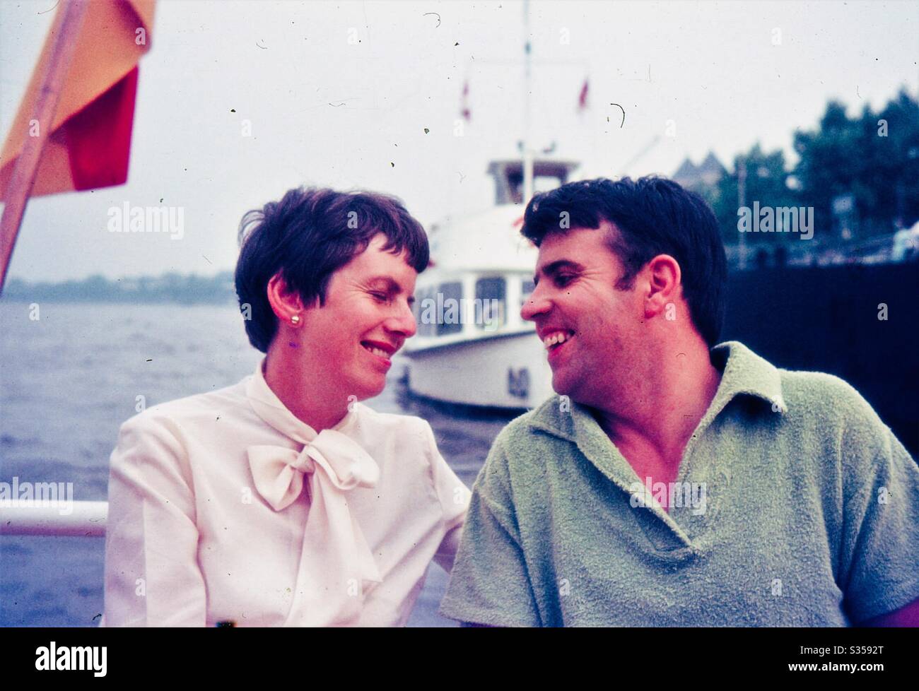 Happy smiling couple in love - Image de stock capturée avec un smartphone