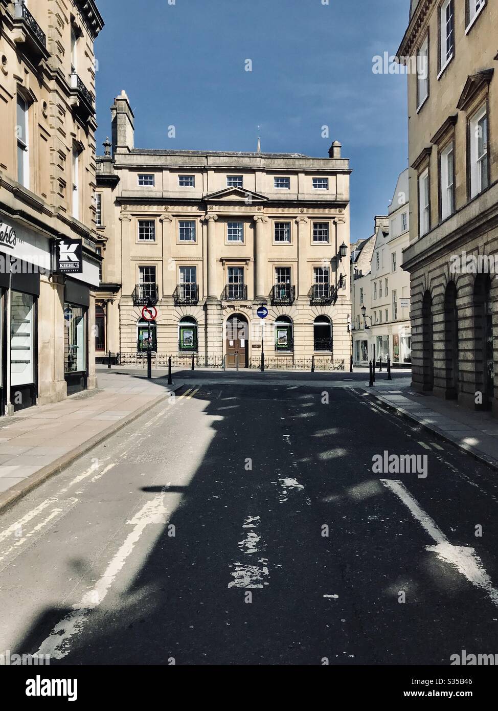 Bath in Lockdown : rue calme, menant à la Lloyd’s Bank sur la rue Milsom, Bath, Somerset, Angleterre 2020 Banque D'Images