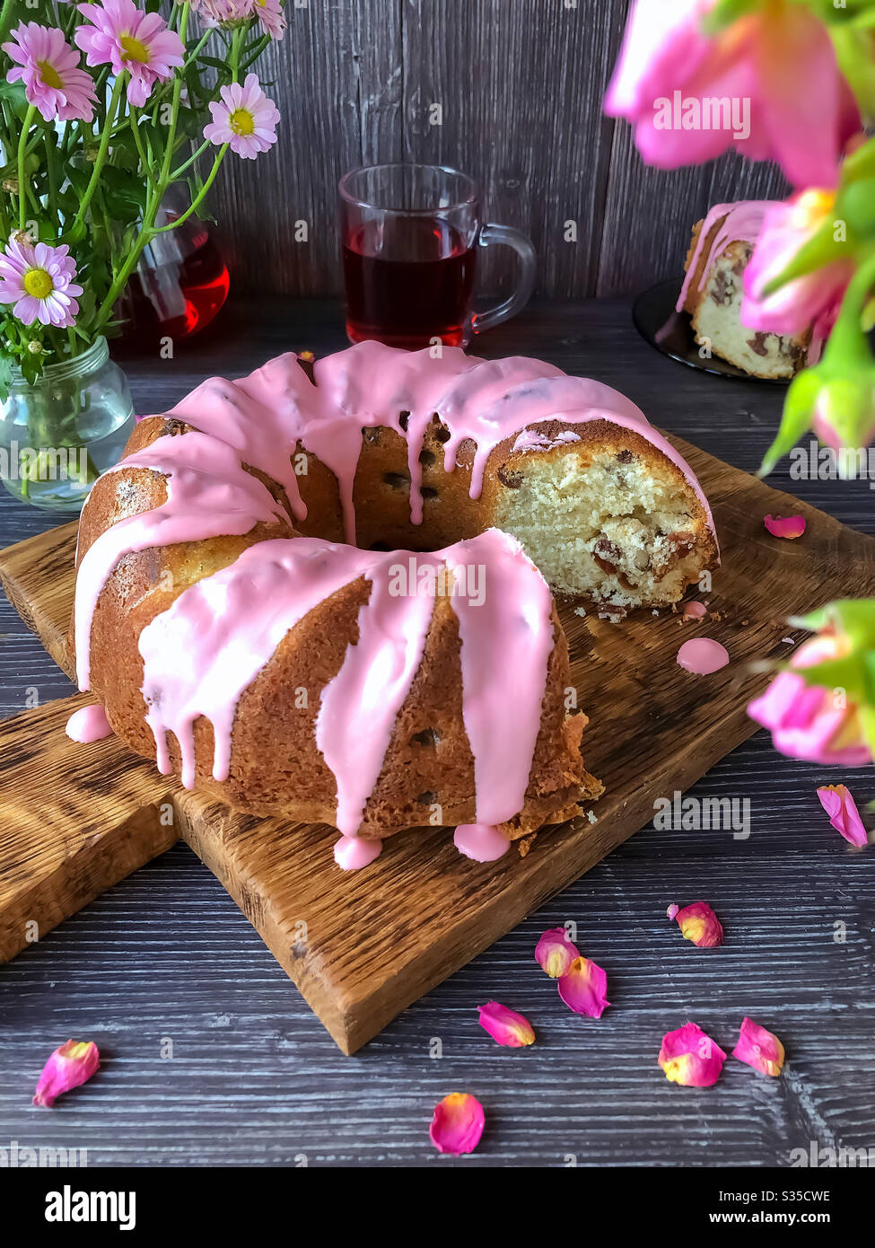 Cupcake avec raisins secs et noix couverts de glace rose de la nourriture fond Banque D'Images