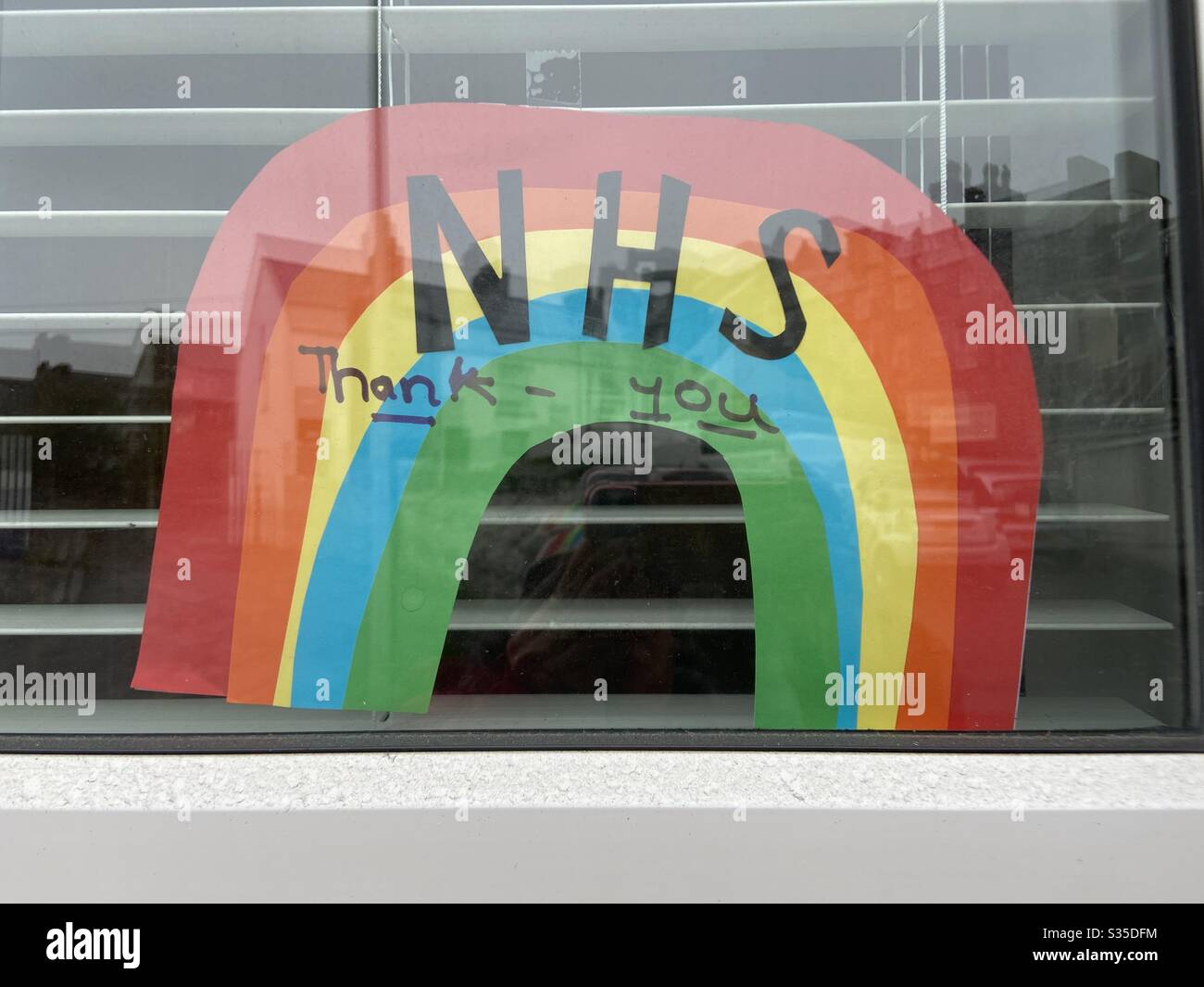 Aberystwyth, Pays de Galles de l'Ouest, Royaume-Uni. Samedi 18 avril 2020. Nouvelles: Les enfants ont mis des arcs-en-ciel sur leur fenêtre pour remercier le NHS de leur travail pendant le coronavirus. ©️Rose Voon/Alay Live News Banque D'Images