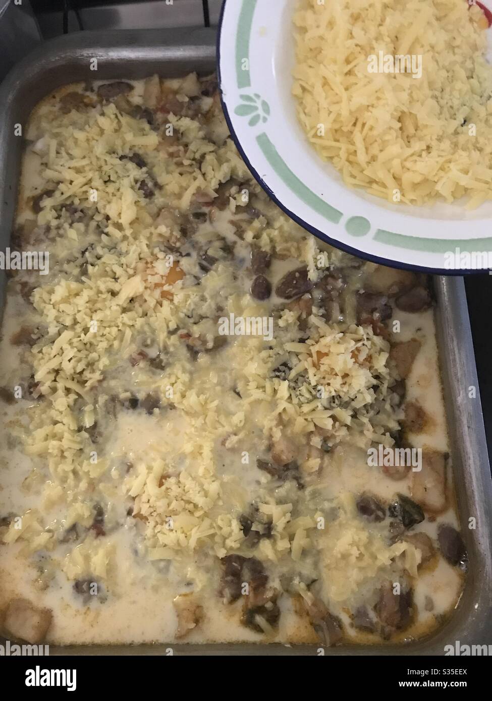 Fromage saupoudré sur une casserole précuisée - Image de stock capturée avec un smartphone