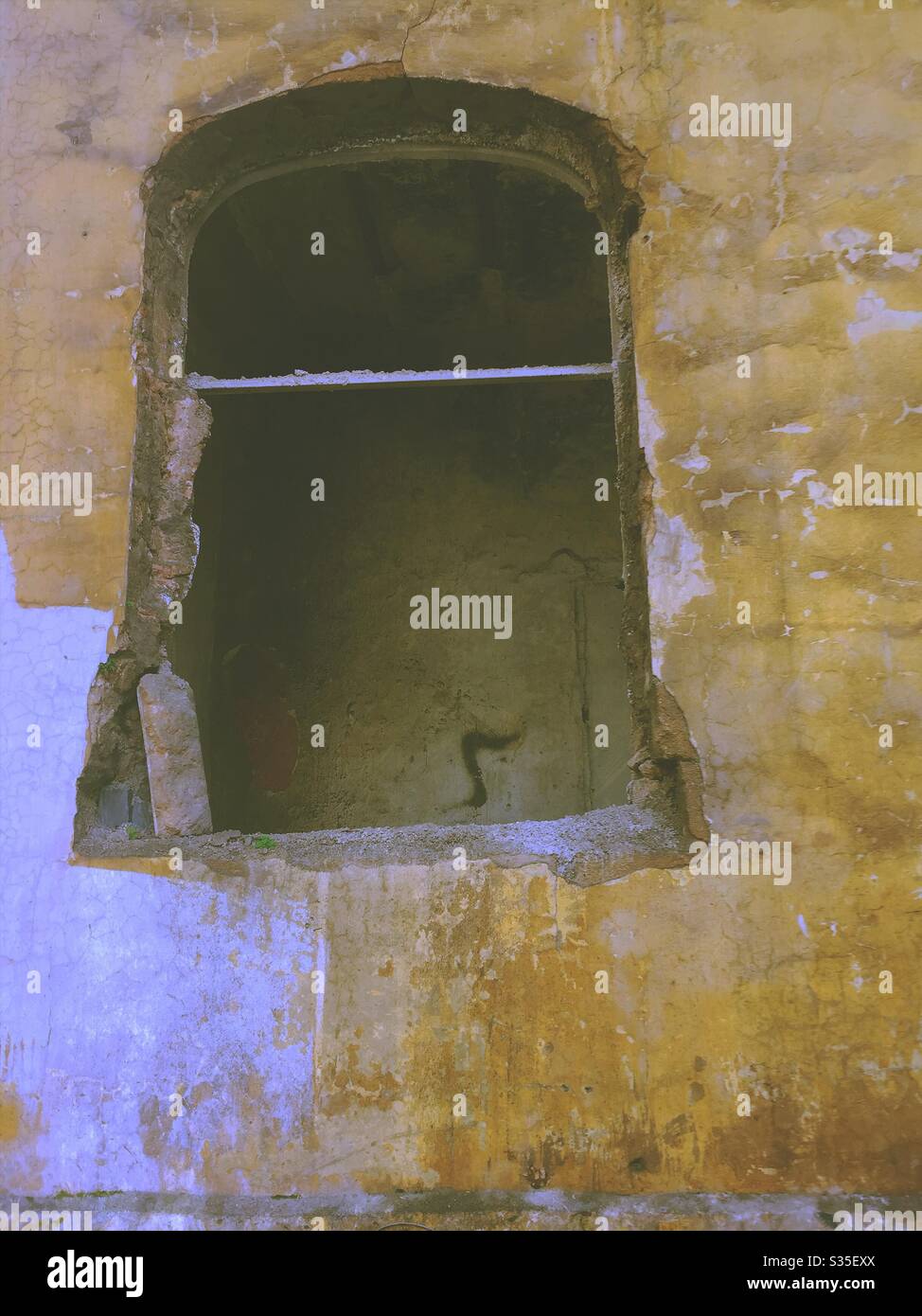 Fenêtre de maison détruite - Image de stock capturée avec un smartphone