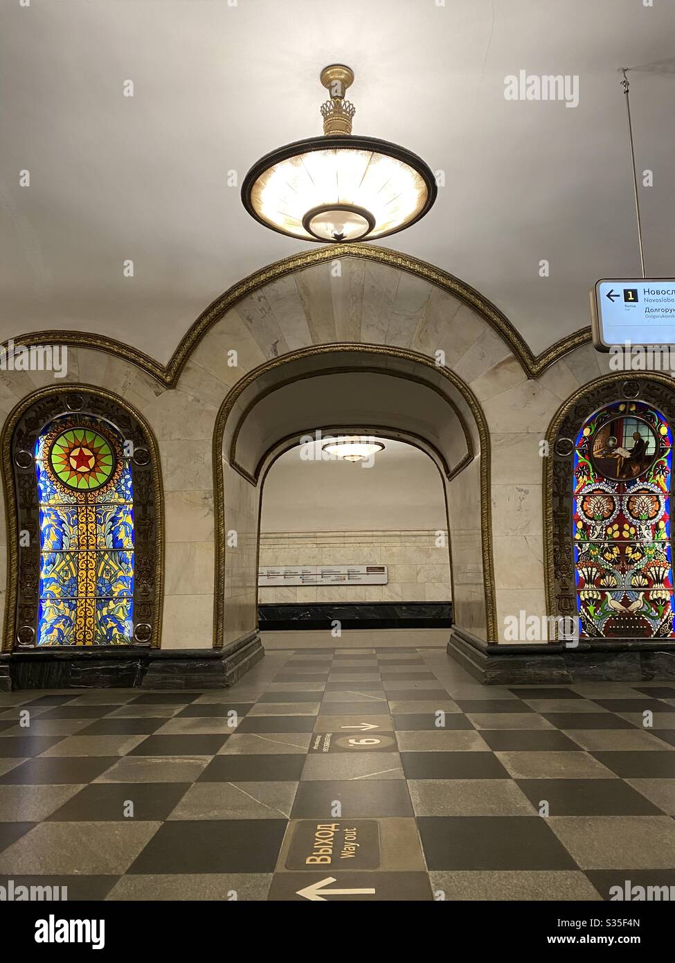 Station de métro vide à Moscou. Novoslabodskaya. Banque D'Images