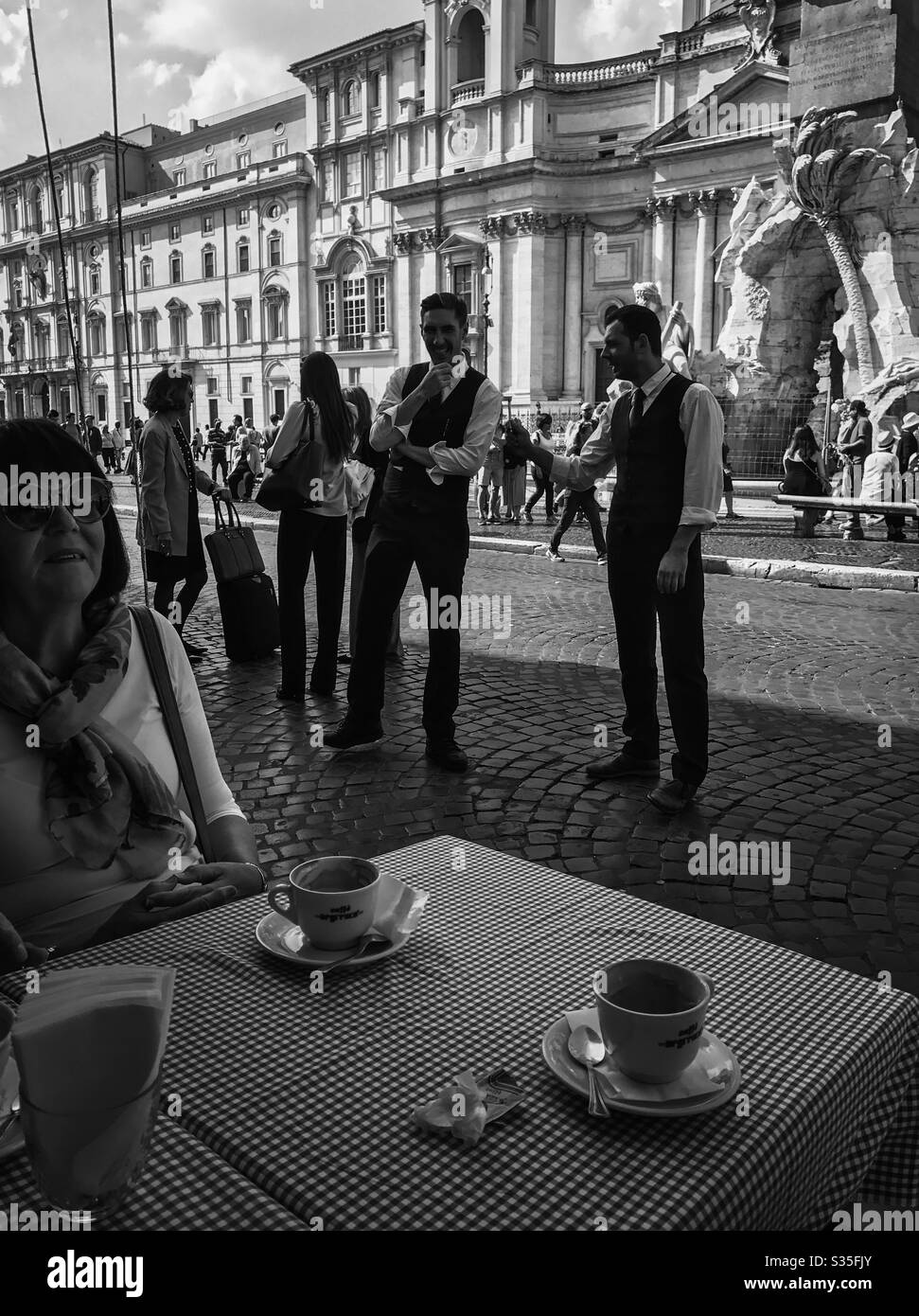 Les serveurs discutant dans un café de la Piazza Navona, Rome - Image de stock capturée avec un smartphone