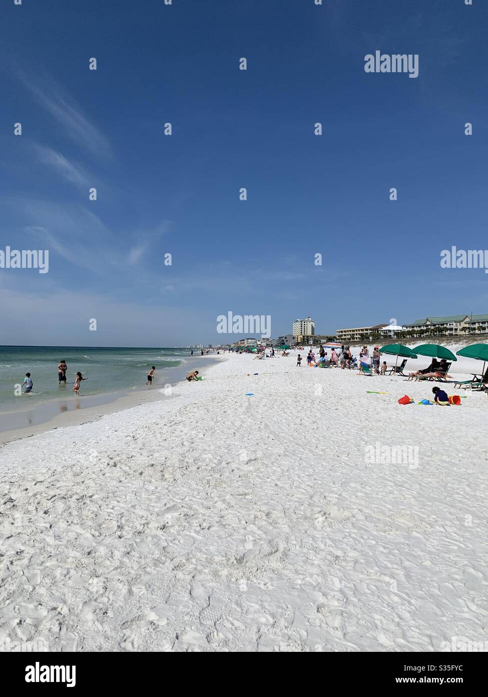 Contraste de la pause de printemps sur Destin, Florida Beach Mars 2019. Des groupes de personnes se sont réunis pour profiter de la plage et des plages fermées en mars 2020 en raison de l'éclosion de coronavirus Banque D'Images