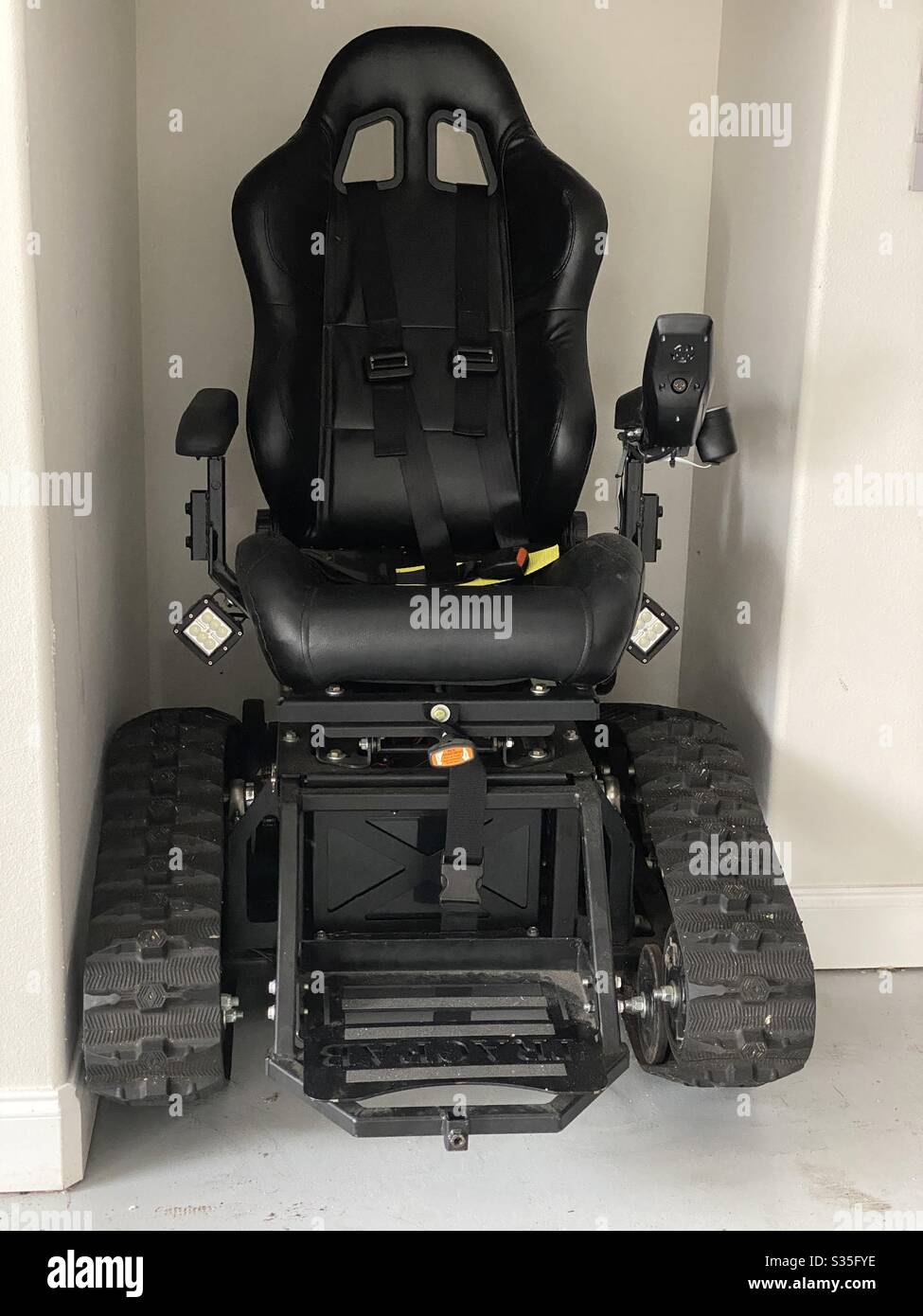 Chaise de chenille pour personnes handicapées utilisée pour la mobilité sur  les surfaces extérieures Photo Stock - Alamy
