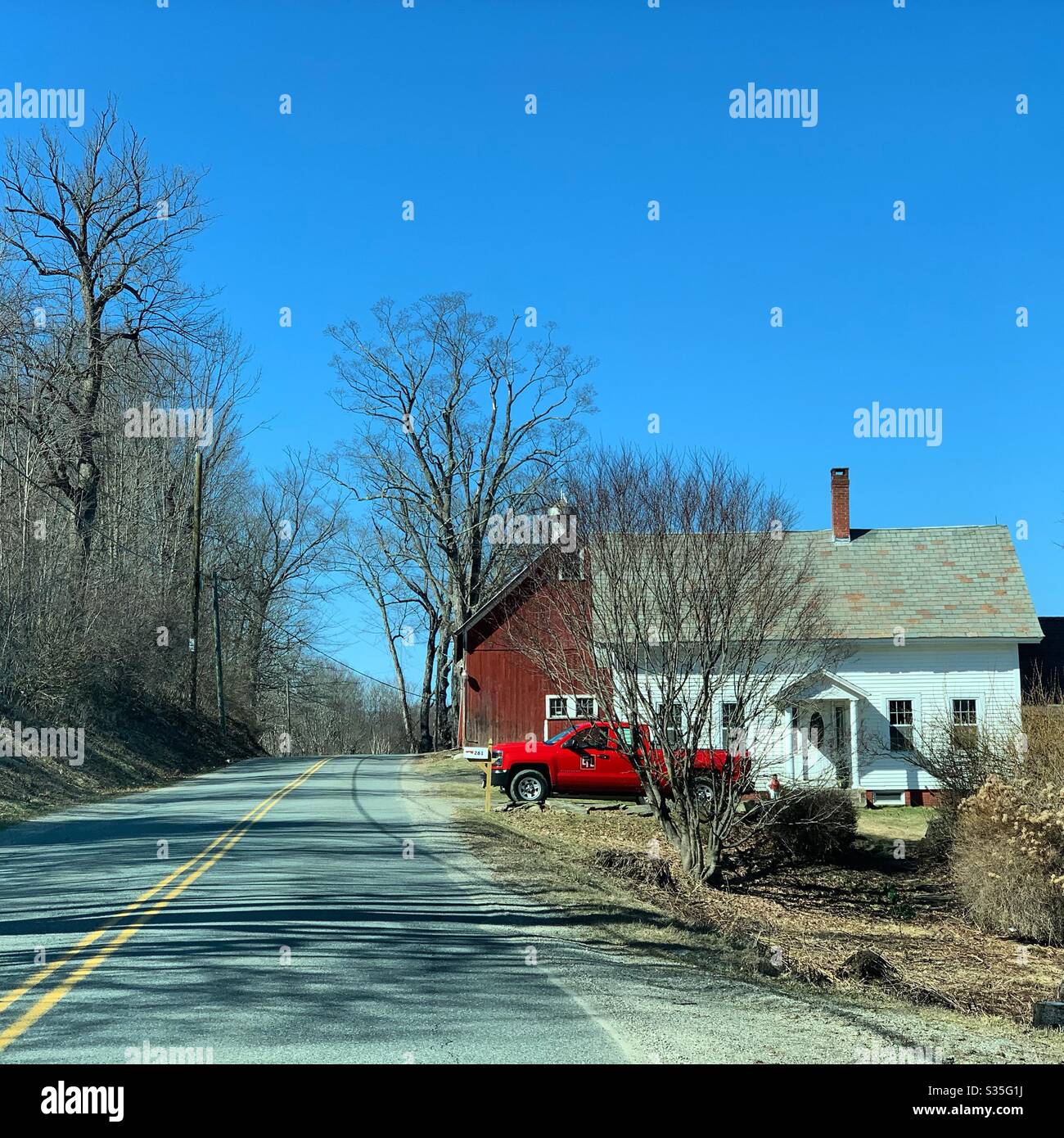 Une route rurale au Massachusetts, États-Unis - Image de stock capturée avec un smartphone