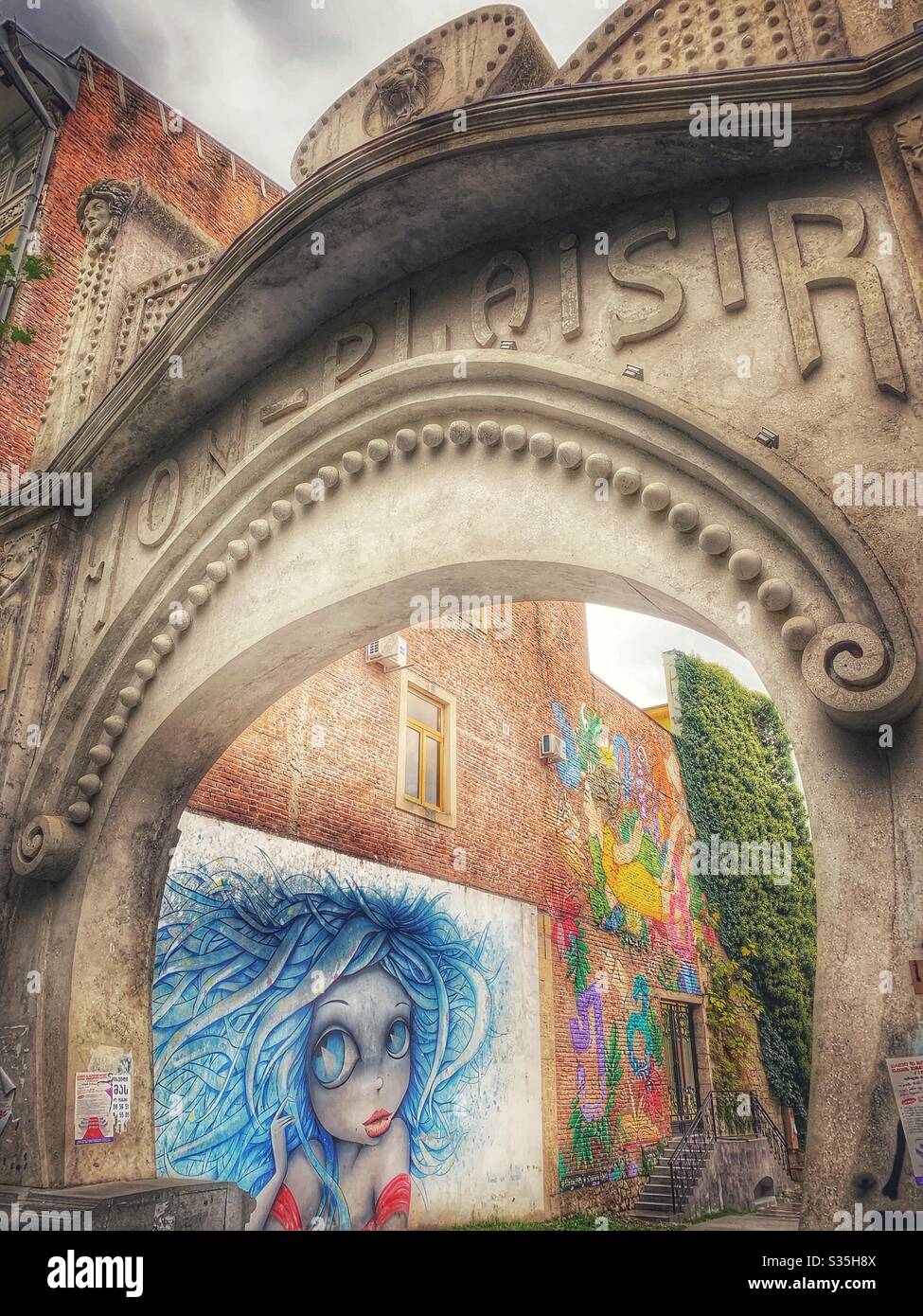 Art coloré de rue par une arche à Kutaisi, Géorgie. Banque D'Images