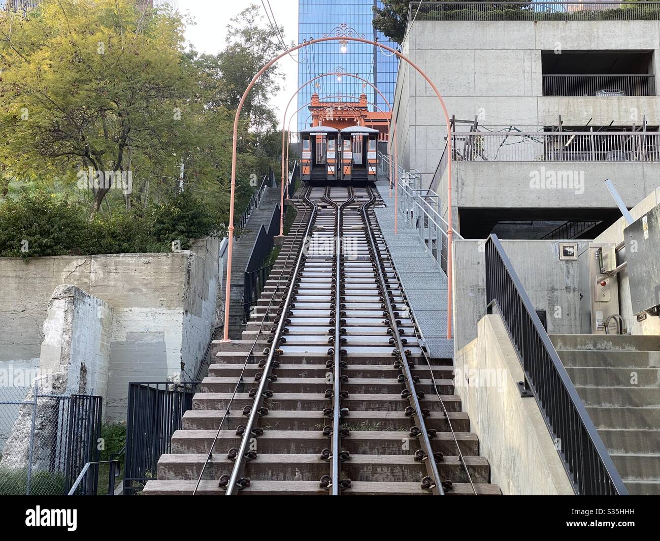 LOS ANGELES, CA, APR 2020: Vue en haut de la gare de Hill St des Anges funiculaire de vol vers les gratte-ciel dans le quartier financier du centre-ville. Le chemin de fer est fermé pendant la pandémie de coronavirus Banque D'Images