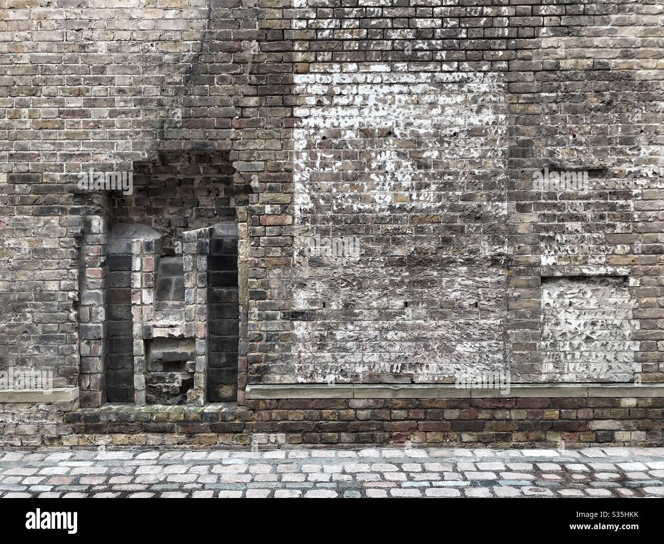 Mur de briques et rue pavée à Londres, Royaume-Uni - Image de stock capturée avec un smartphone