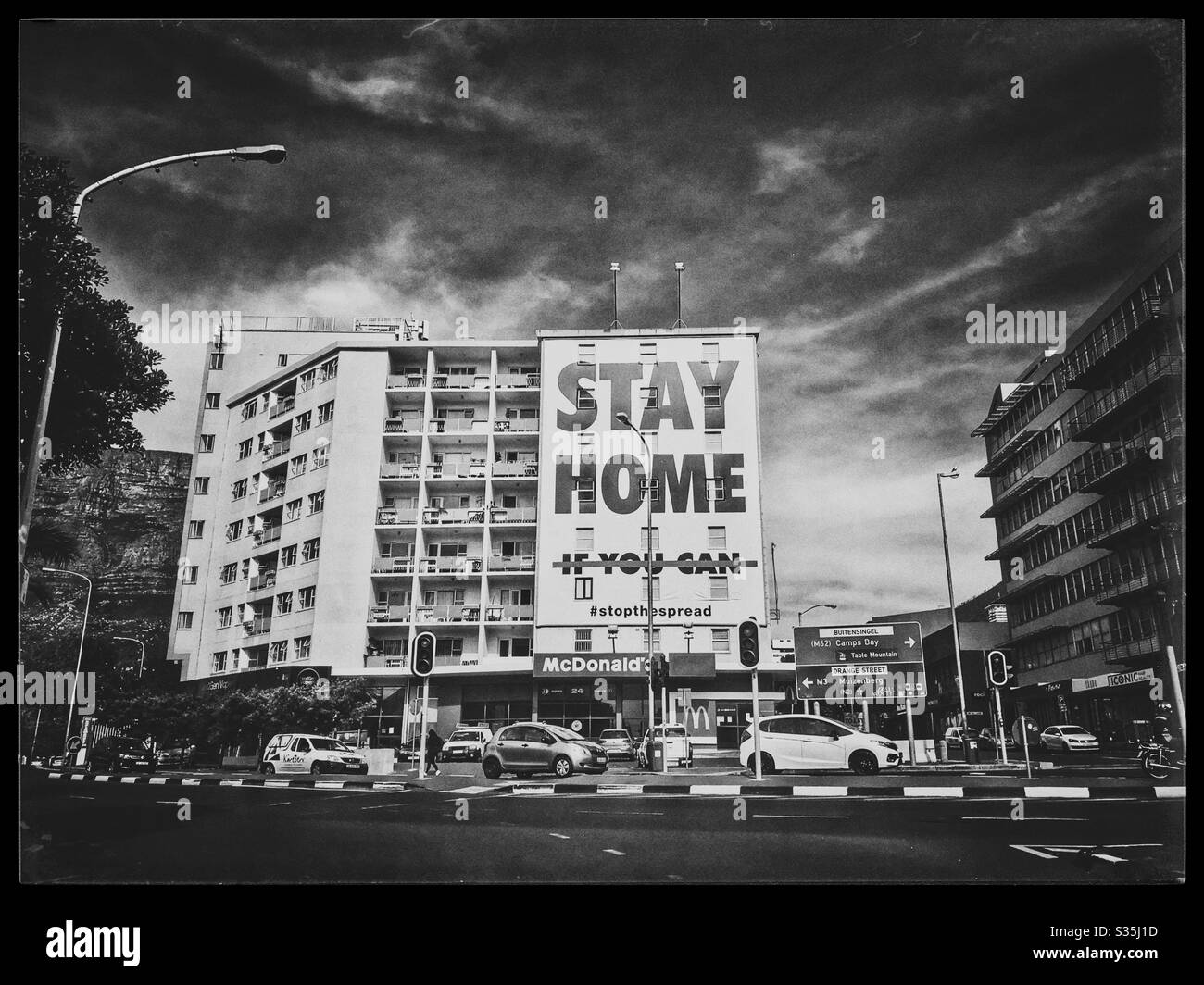 Bannière sur le bloc d'appartements rappelant aux Capetoniens de rester à la maison pendant le verrouillage covid-19. Banque D'Images