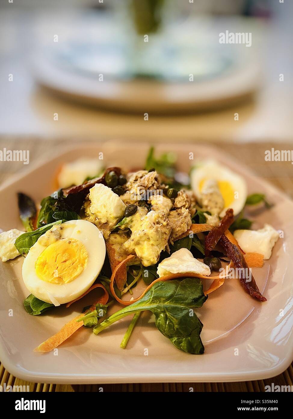 Salade d'œufs, de thon et d'épinards avec vinaigrette à la moutarde. Banque D'Images