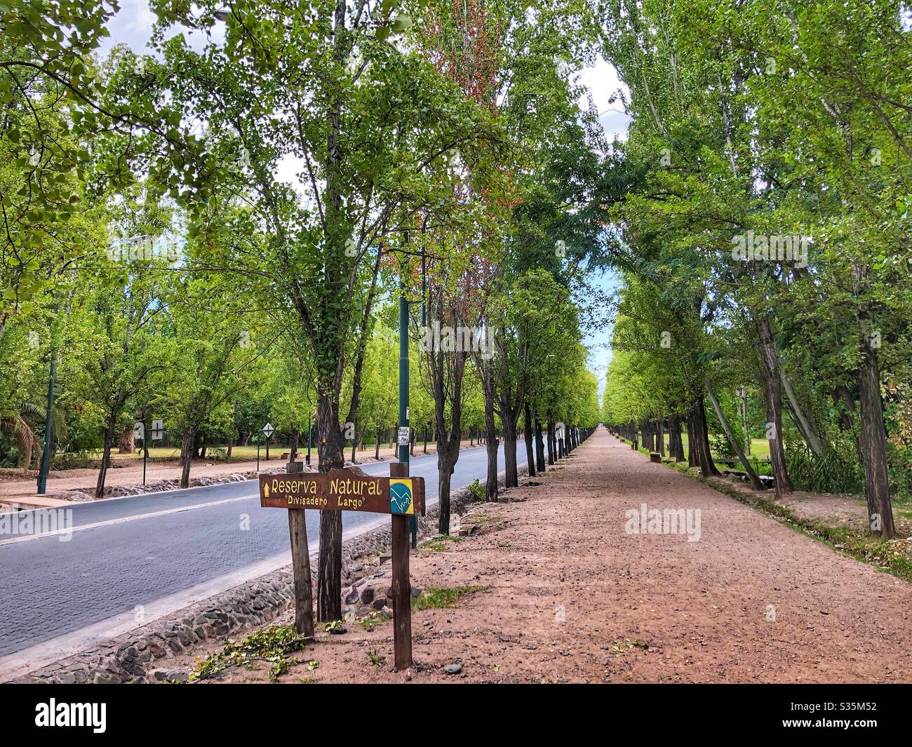 Deux chemins en avant dans le parc San Martin à Mendoza, en Argentine. Banque D'Images