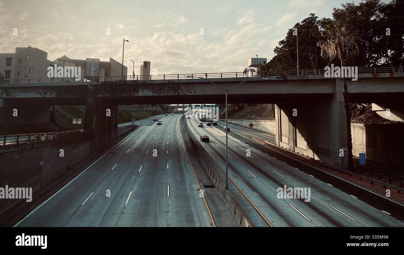 LOS ANGELES, CA, APR 2020: Vue sur l'autoroute CA-101 dans le centre-ville, près de China Town. Circulation clairsemée pendant la pandémie de coronavirus - Image de stock capturée avec un smartphone