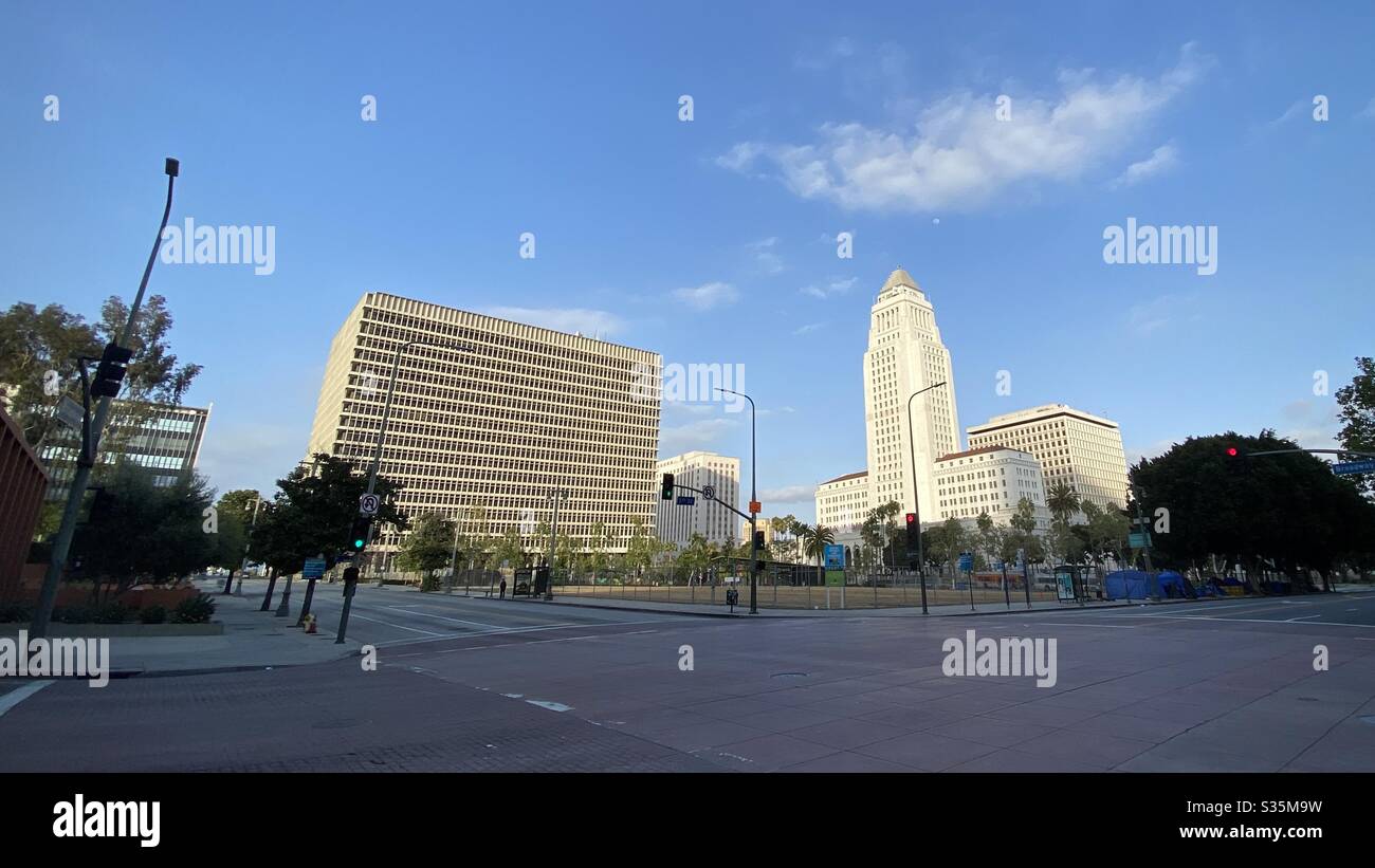 LOS ANGELES, CA, APR 2020: Vue large du centre civique du centre-ville, avec l'hôtel de ville et le palais de justice Stanley Mosk en avant. Tentes sans abri en premier plan, à droite Banque D'Images