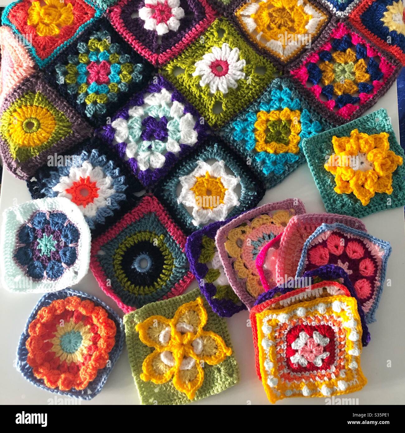 Carrés de mamie au crochet Banque de photographies et d'images à haute  résolution - Alamy