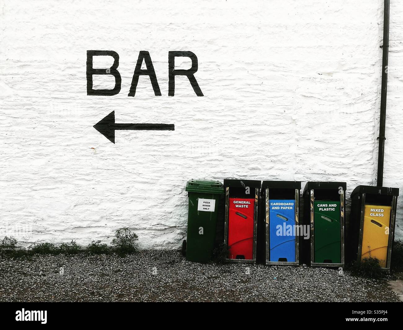 Bacs de recyclage derrière la barre - Image de stock capturée avec un smartphone