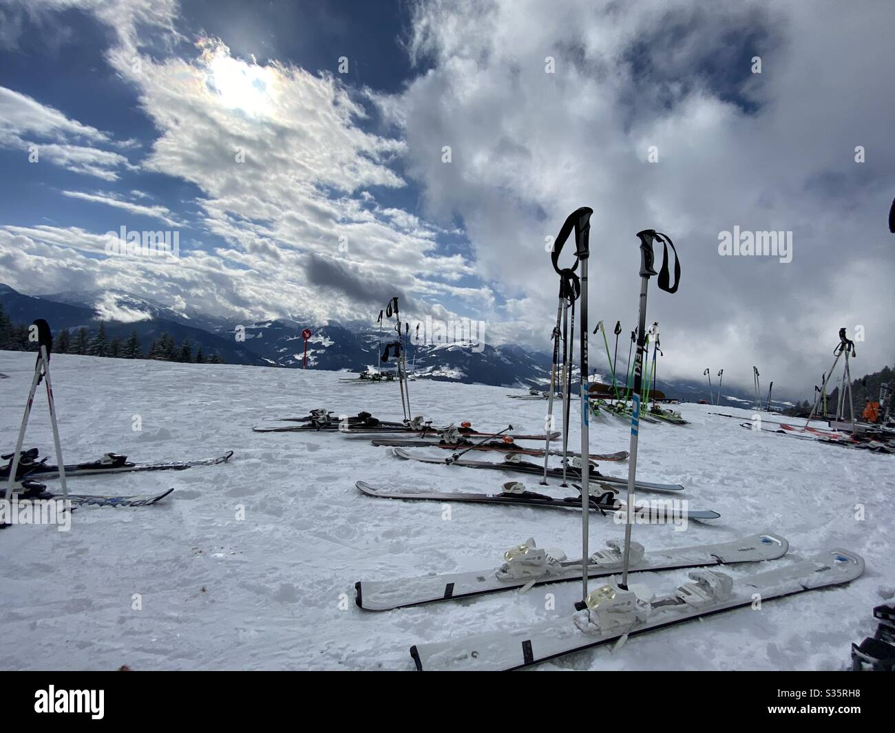 Pause de ski dans le sommet de la montagne Banque D'Images