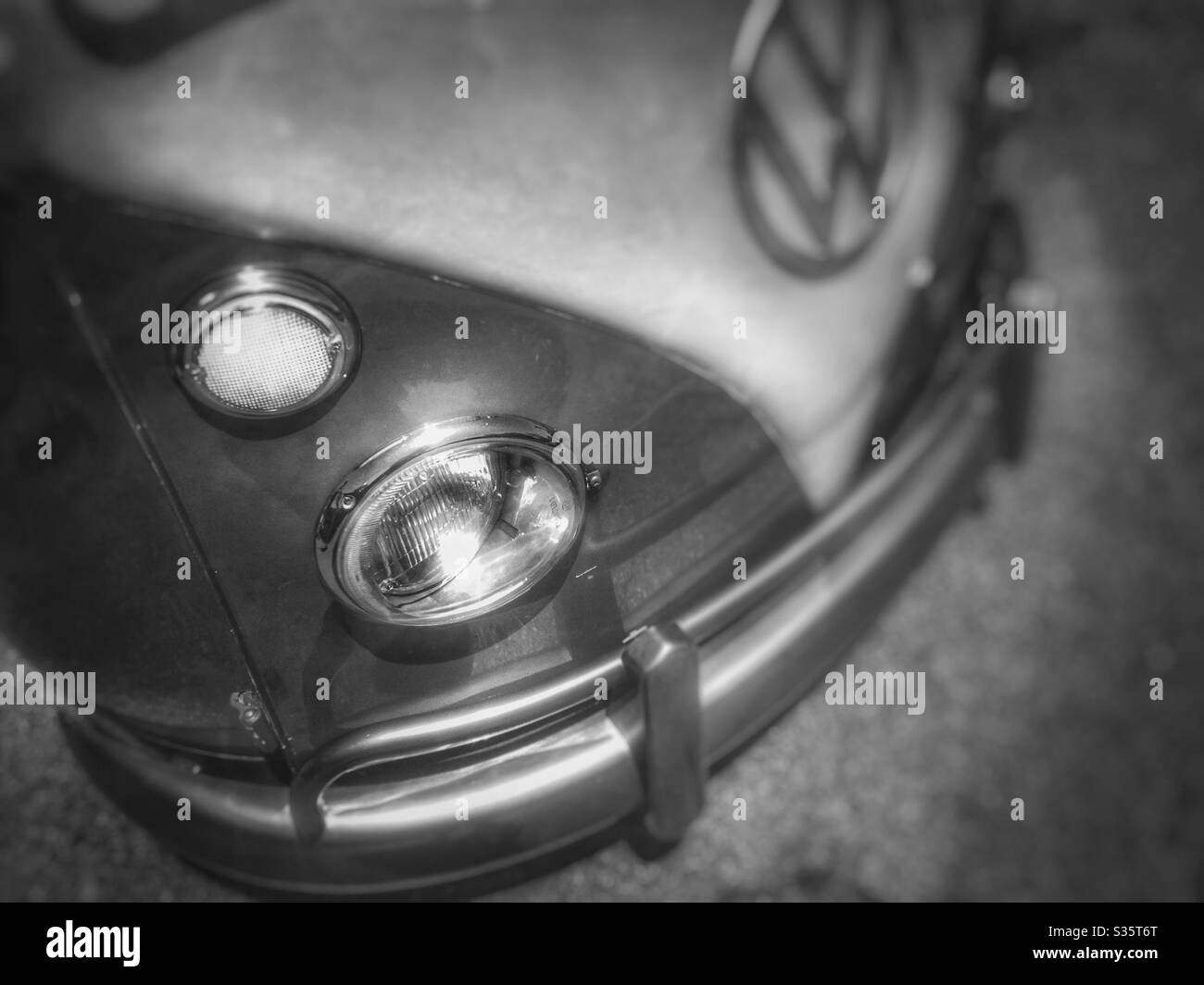 Bus Volkswagen vintage en noir et blanc Banque D'Images