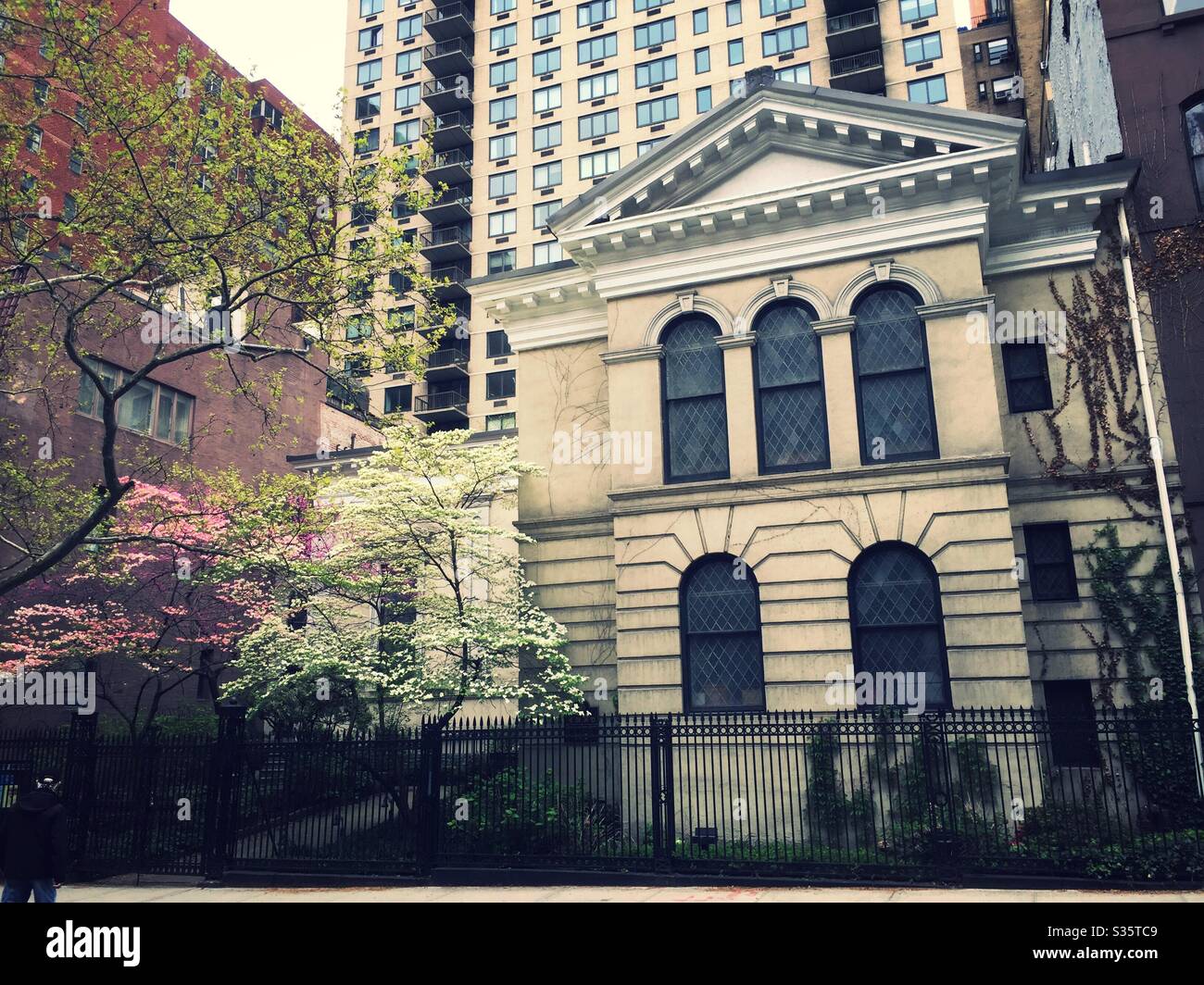 L'église communautaire de l'Univeral Universalist de New York, au 40 E. 35th St., à Murray Hill, New York, États-Unis, est entourée par des arbres en boeune en fleurs au printemps Banque D'Images