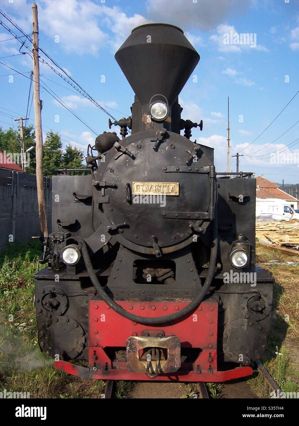 🇷🇴 Maramureș County, Roumanie: Vue avant de la locomotive de vapeur “Elveția” (Suisse), CFF Viseu de Sus (le dernier chemin de fer forestier en Europe), la vallée de la Vaser /Mocănița Banque D'Images