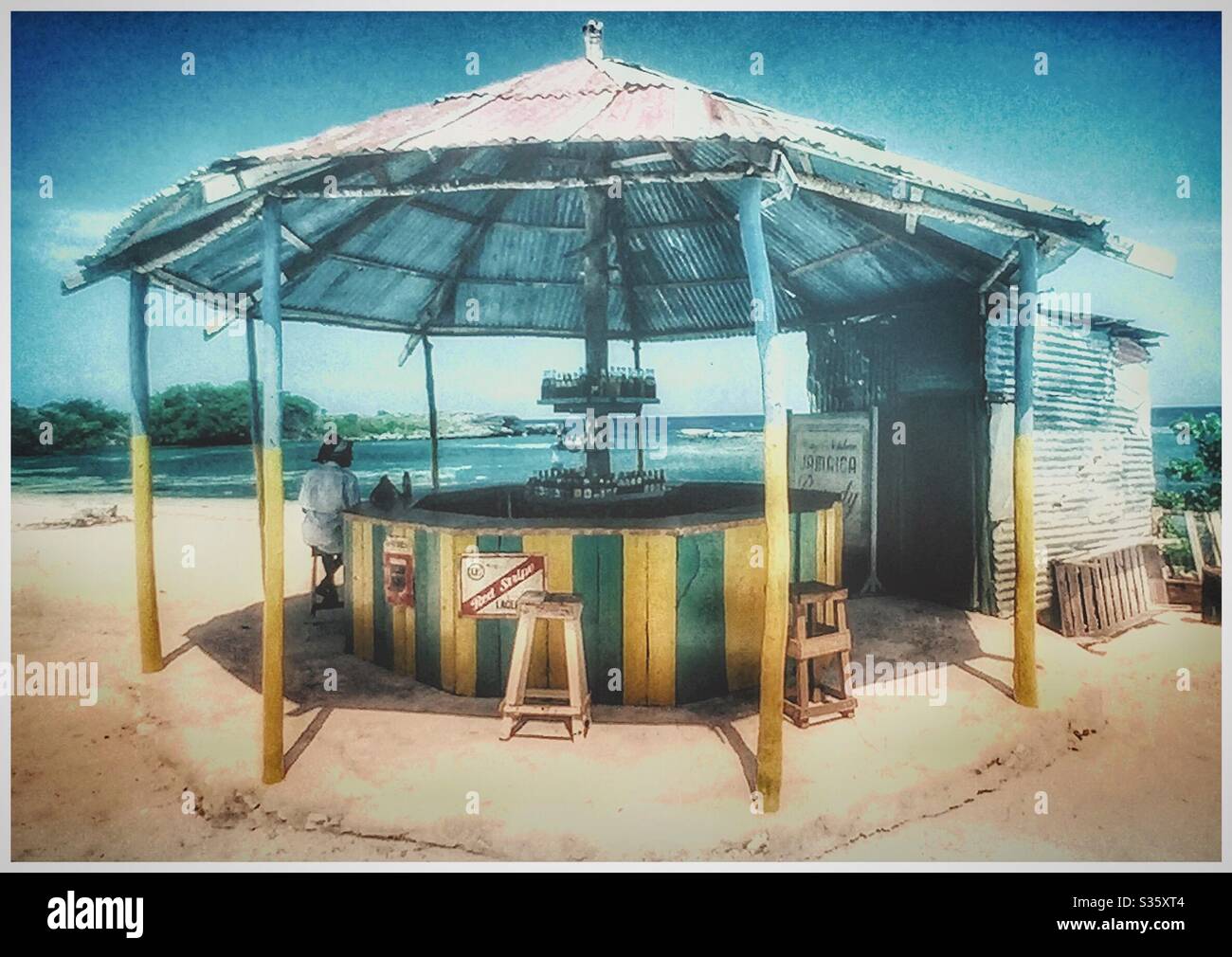 Un bar de plage en Jamaïque. - Image de stock capturée avec un smartphone