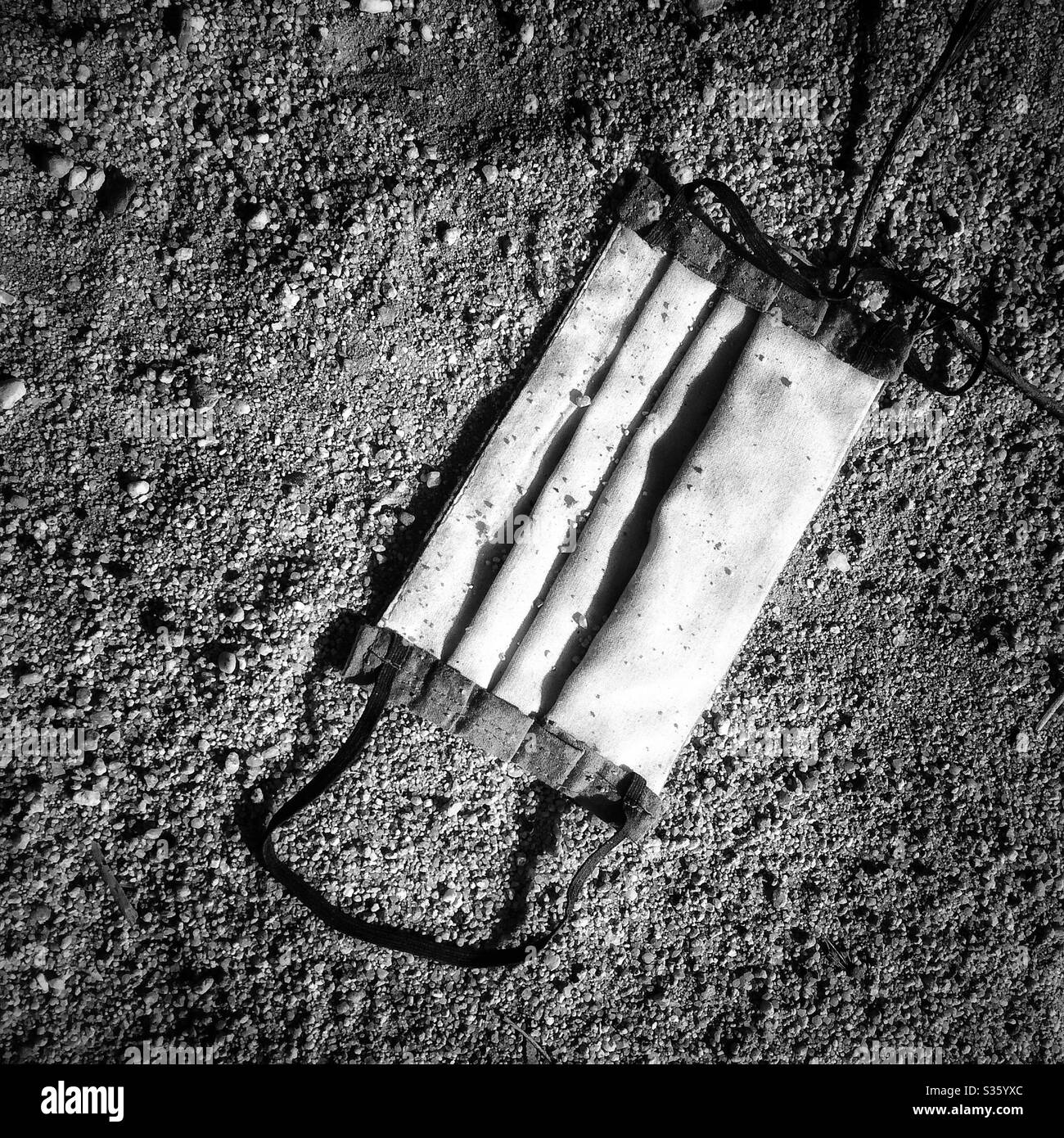 Masque de protection contre les salissures Covid-19 sur le sol Banque D'Images