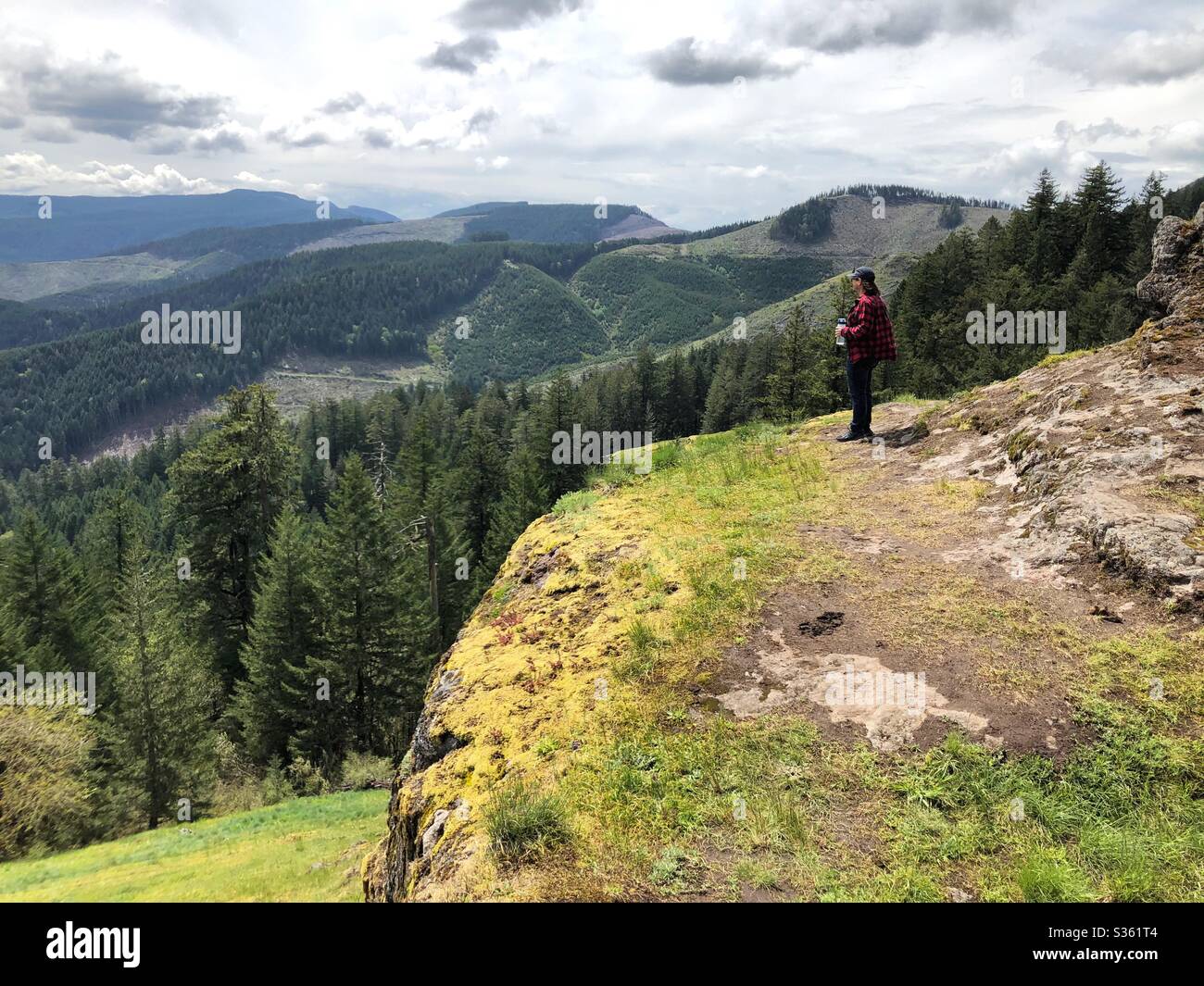 Hé homme debout au sommet de Horse Rock Ridge à Sweet home, Oregon, Etats-Unis. Banque D'Images