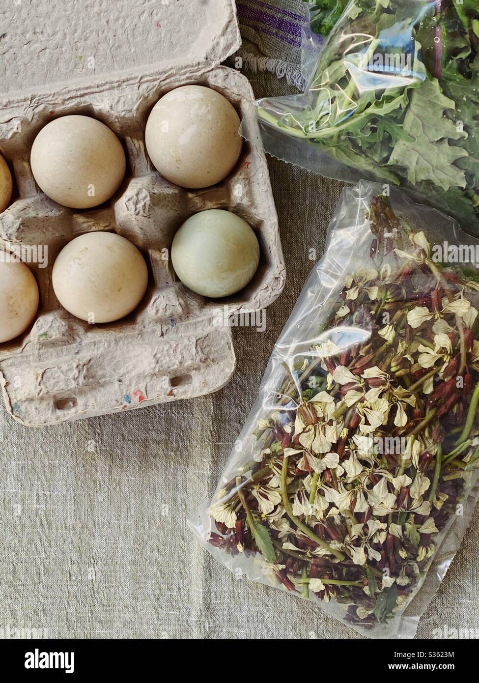 Œufs de canard, salades vertes et fleurs comestibles du marché agricole Banque D'Images