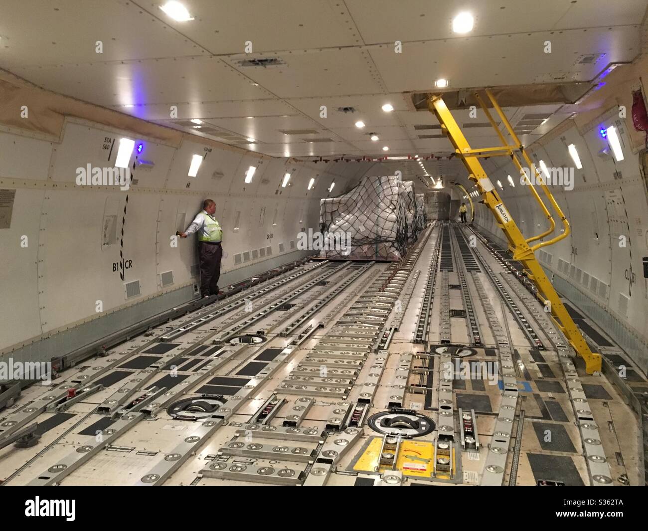 Chargement sur le pont principal d'un Boeing 747-800 Freighter Banque D'Images