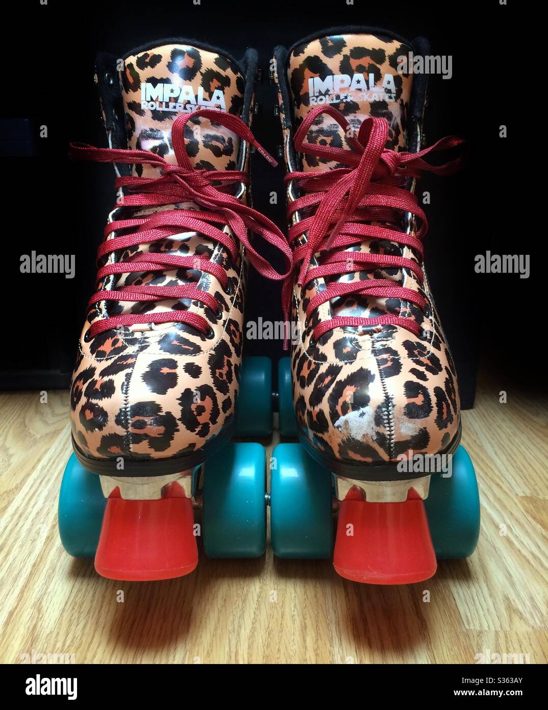 Une paire de patins à roulettes à imprimé léopard de marque Impala Photo  Stock - Alamy