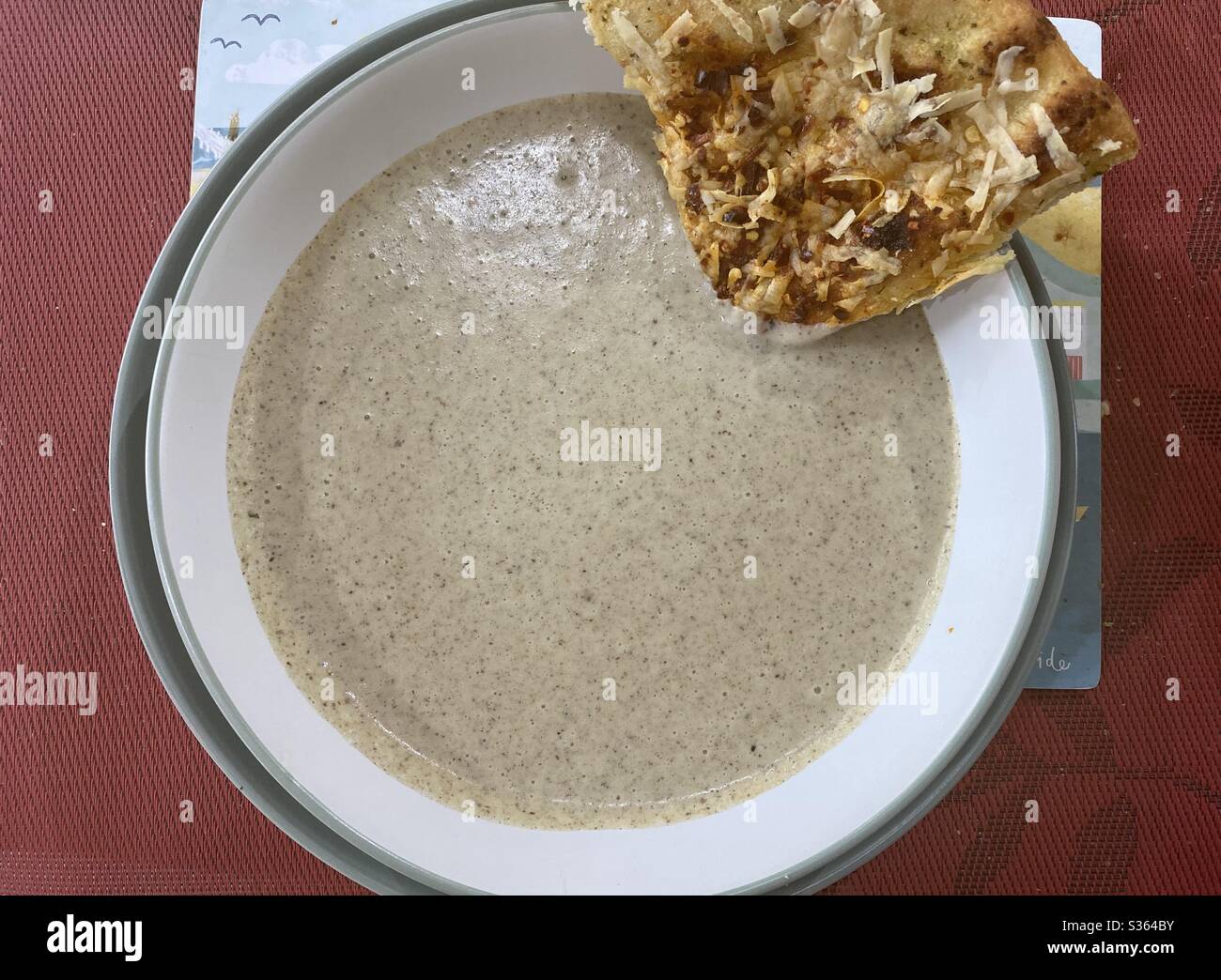 Soupe maison à la crème de champignons « Lockdown » avec tomates et ail en deux - Image de stock capturée avec un smartphone