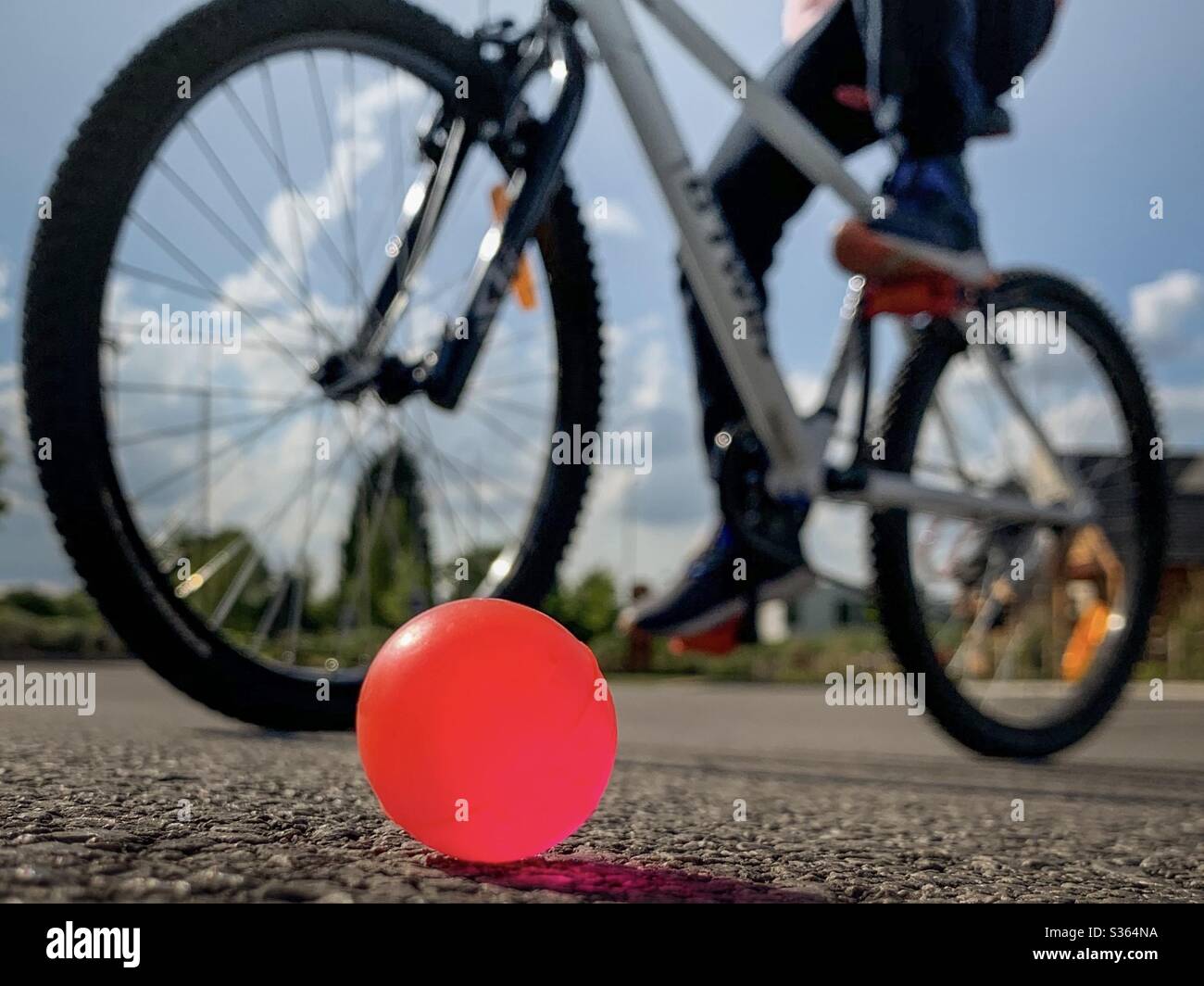 Choses à faire pour les enfants dehors. Enfant avec vélo et ballon. Jeux et activités de plein air - Image de stock capturée avec un smartphone