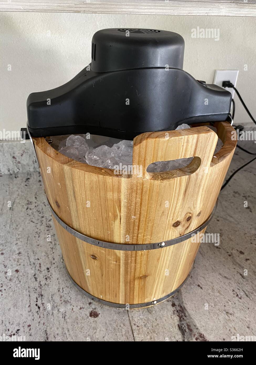 Machine à glace dans un seau en bois pour la glace maison Banque D'Images