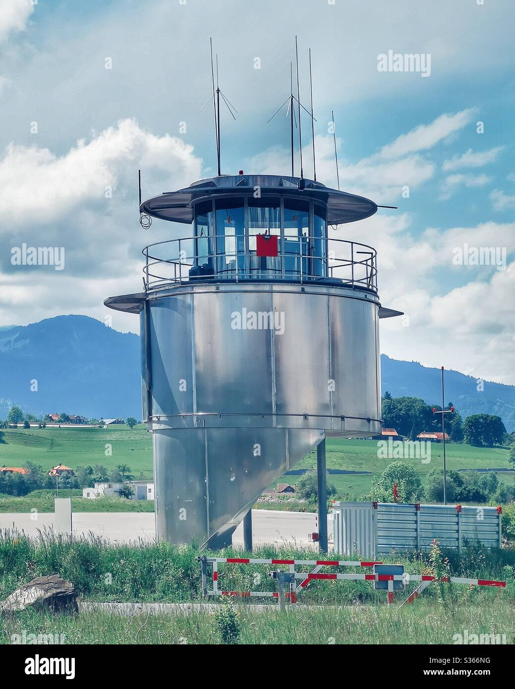 Tour de contrôle dans le petit aérodrome suisse - Image de stock capturée avec un smartphone