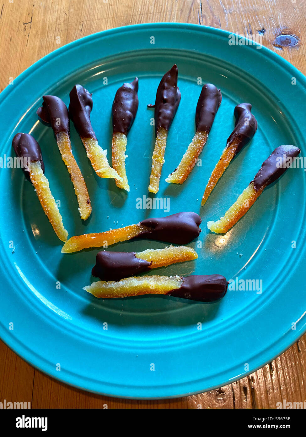 Peaux d'orange confites enrobées de chocolat Banque D'Images