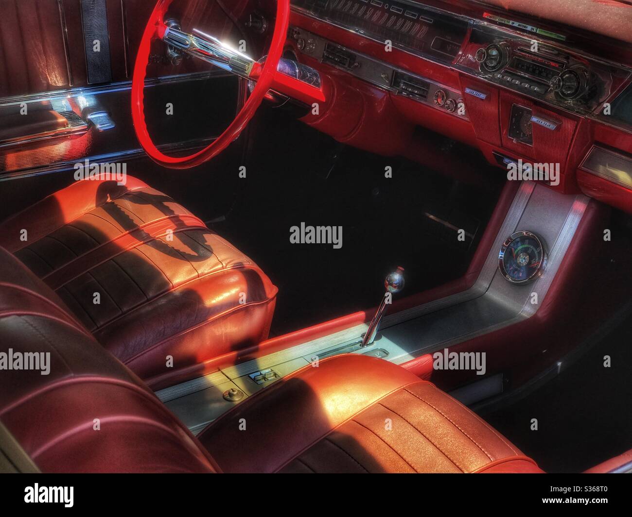 Intérieur de voiture classique avec sièges et tableau de bord en cuir rouge Banque D'Images