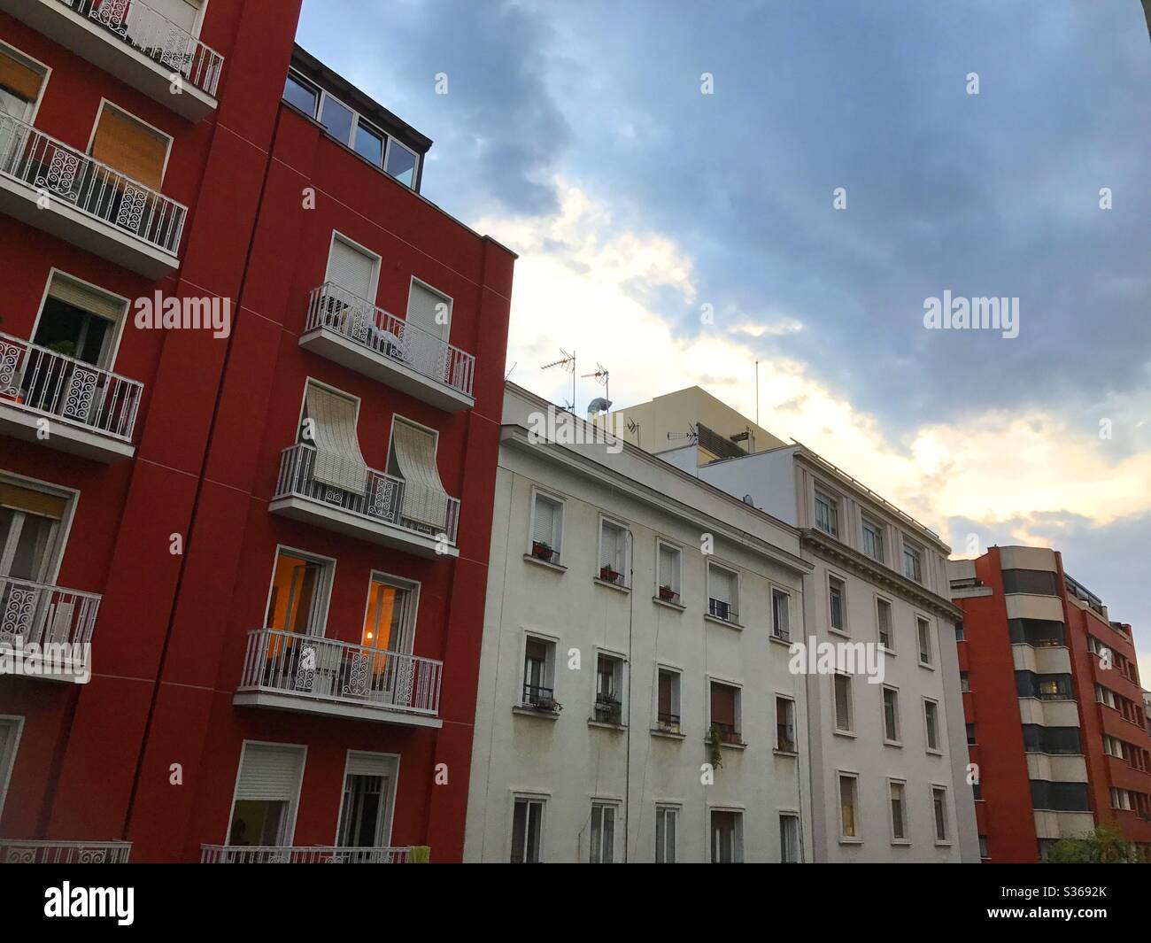 Façades de maisons au crépuscule - Image de stock capturée avec un smartphone