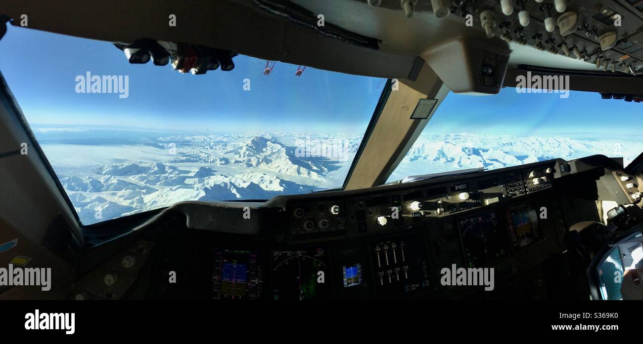 Vue aérienne des montagnes de l'Alaska depuis le pont de vol d'un Boeing 747-800. Banque D'Images