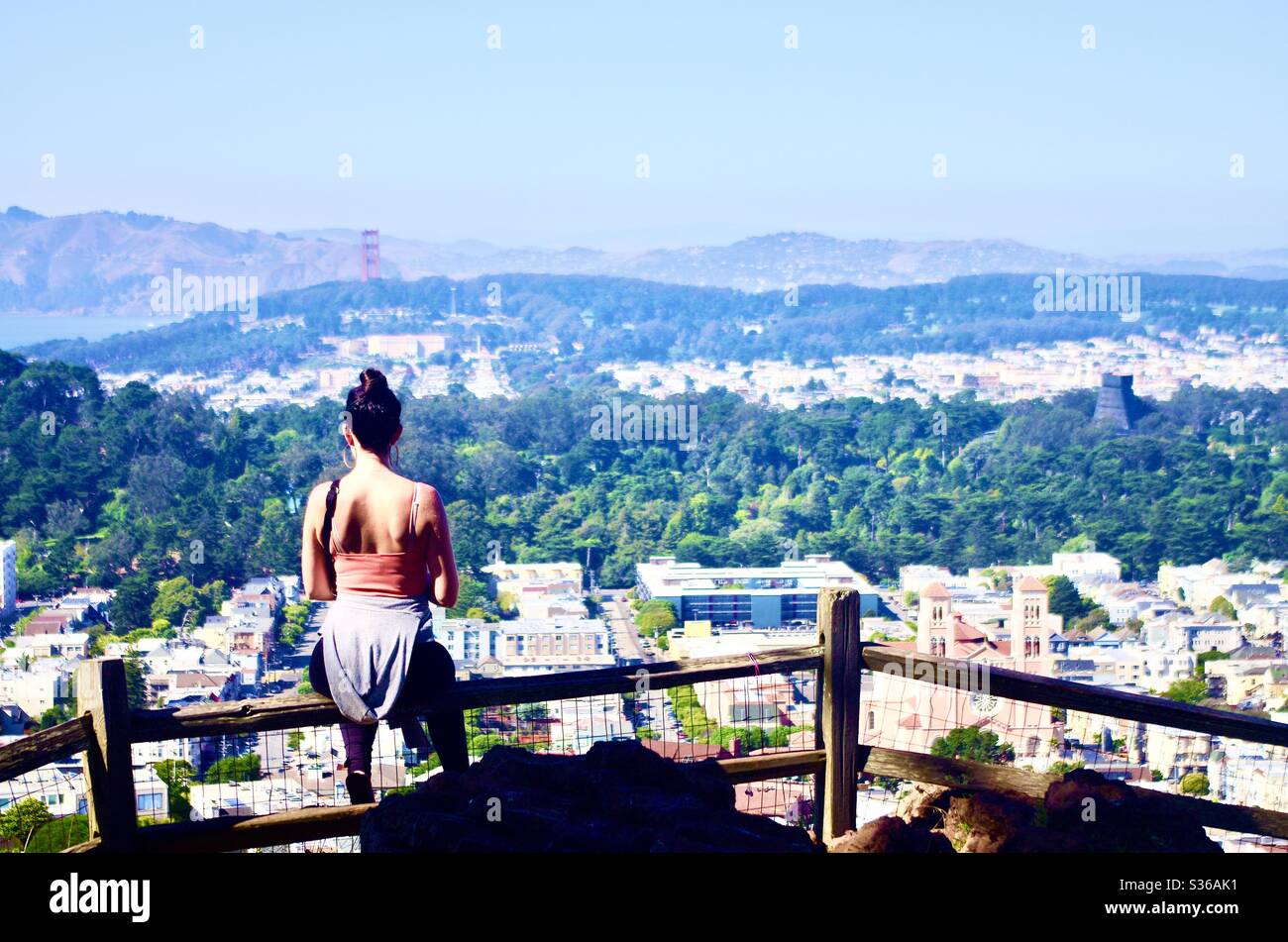 Femme regardant le pont goldengate depuis le sommet d'une colline - Image de stock capturée avec un smartphone
