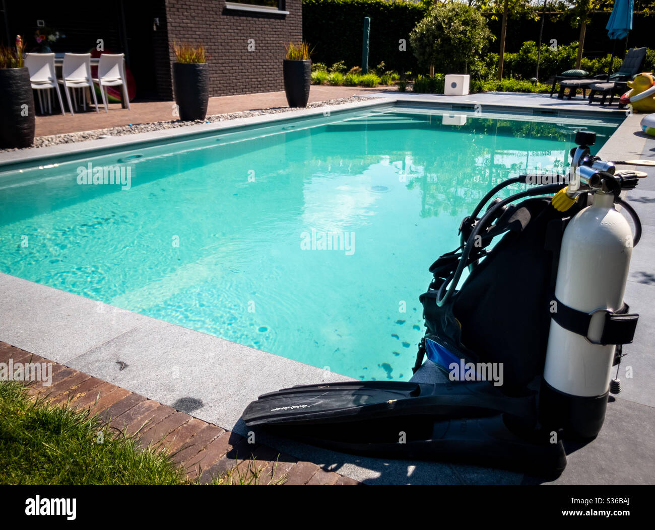 Équipement de plongée prêt à l'emploi au bord d'une piscine extérieure - Image de stock capturée avec un smartphone