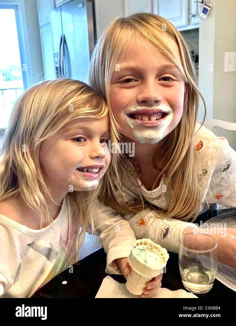 Filles avec de la glace sur leur visage Banque D'Images