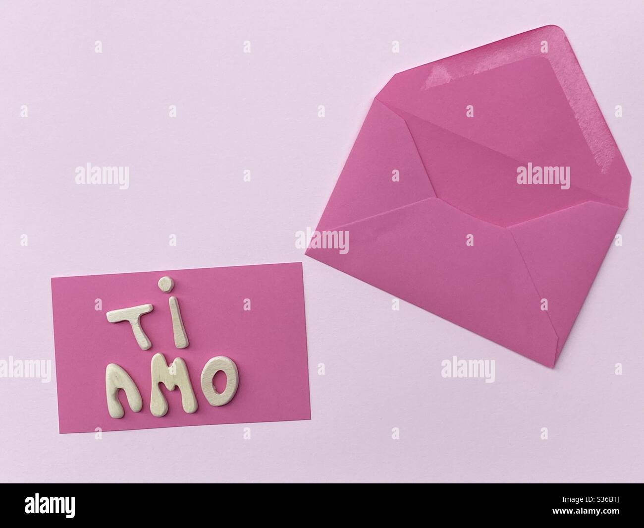 TI amo, je t'aime composé avec des lettres en bois faites à la main sur carte rose - Image de stock capturée avec un smartphone