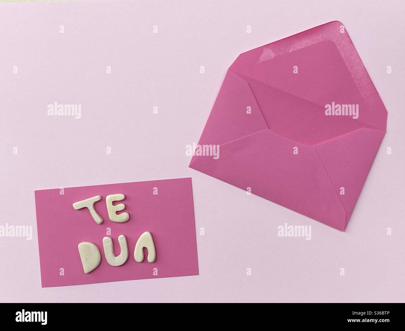 Te dua, texte albanais signifiant que je vous aime composé avec des lettres en bois faites à la main sur carte rose - Image de stock capturée avec un smartphone