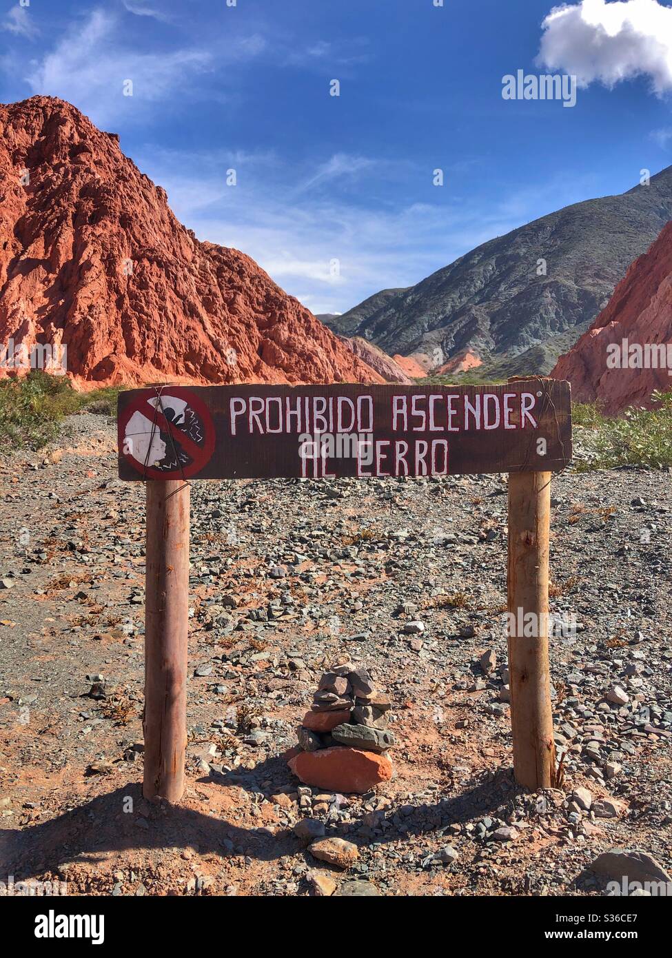 Un panneau d'avertissement pour rester en dehors de la chaîne de montagnes dans le nord de l'Argentine. Banque D'Images