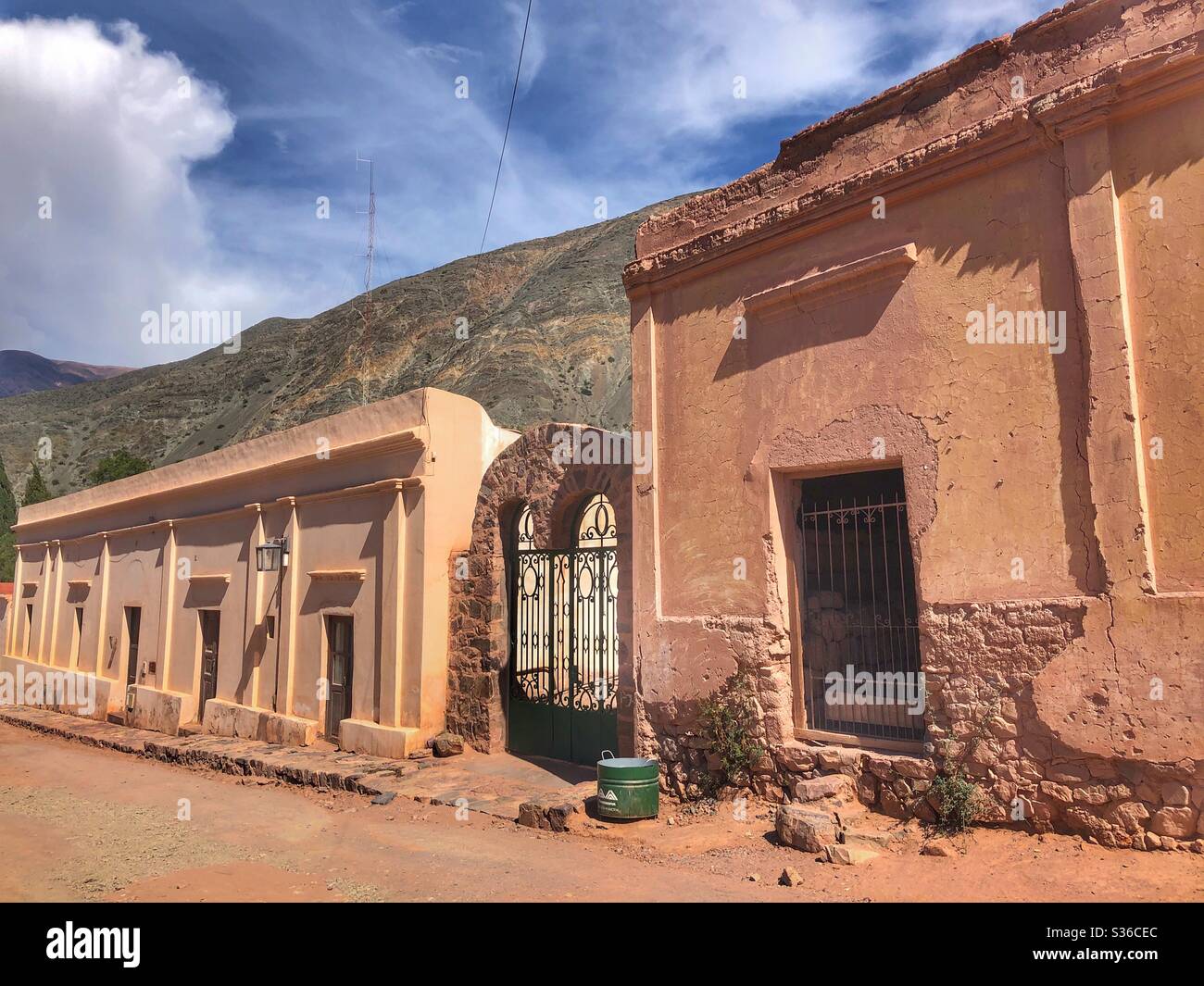 Purmamarca, une ville de montagne adobe originale dans le nord de l'Argentine. Banque D'Images