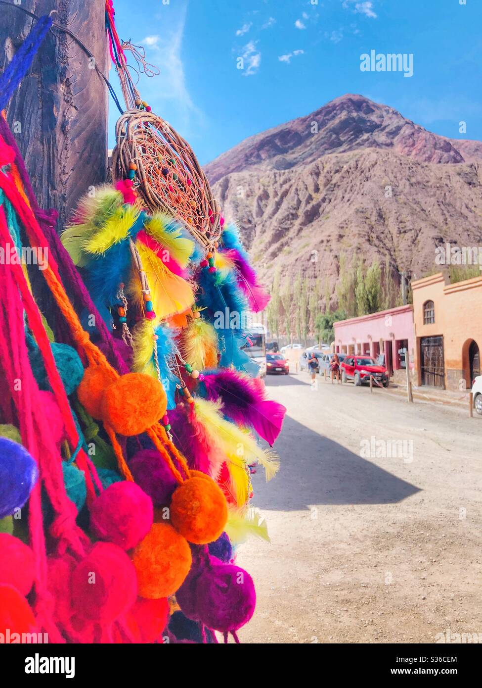 Purmamarca, site classé au patrimoine mondial de l'UNESCO dans le paysage désertique aride du nord de l'Argentine. Banque D'Images